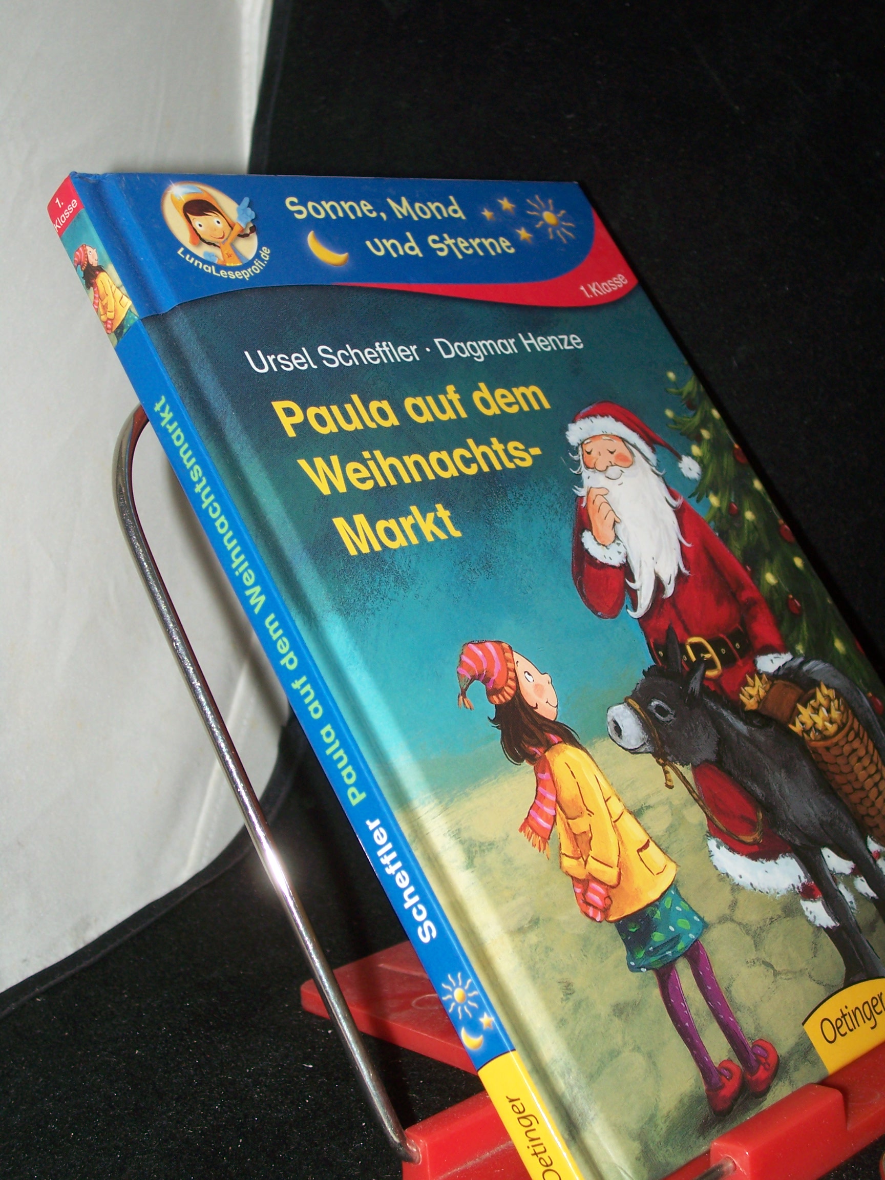 Artikelbild 1 des Artikels “Paula auf dem Weihnachtsmarkt / Ursel Scheffler. Bilder von Dagmar
Henze “