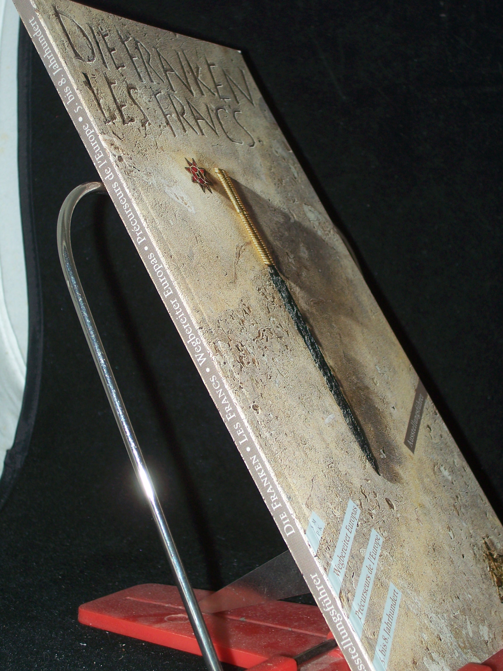 Artikelbild 1 des Artikels “Die Franken - Les Francs : Wegbereiter Europas vom 5. bis 8. Jahrhundert / grafisches Gesamtkonzept Axel Bertram/Hanka Polkehn artconcept “