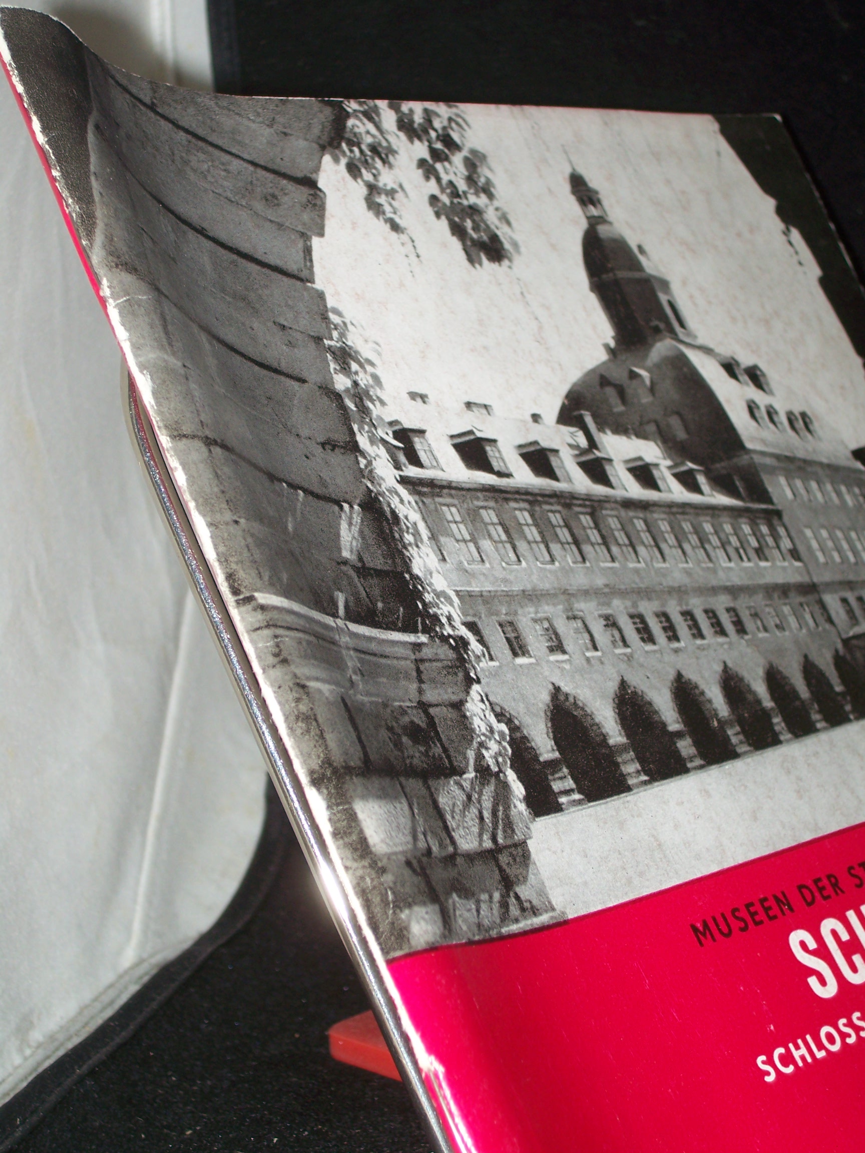 Artikelbild 1 des Artikels “Schlossmuseum Schloss Friedenstein : Führer durch die histor. Räume
u. d. Kunstsammlungen / Museen d. Stadt Gotha. [Greiner-Kühne. Hrsg.:
Museen d. Stadt Gotha, Schlossmuseum] “