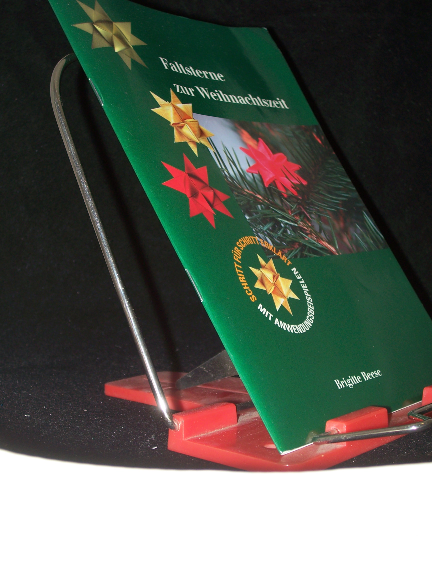 Artikelbild 1 des Artikels “Faltsterne zur Weihnachtszeit : Schritt für Schritt erklärt ; mit Anwendungsbeispielen / Hrsg. Brigitte Beese. [Fotos: Karl Beese] “