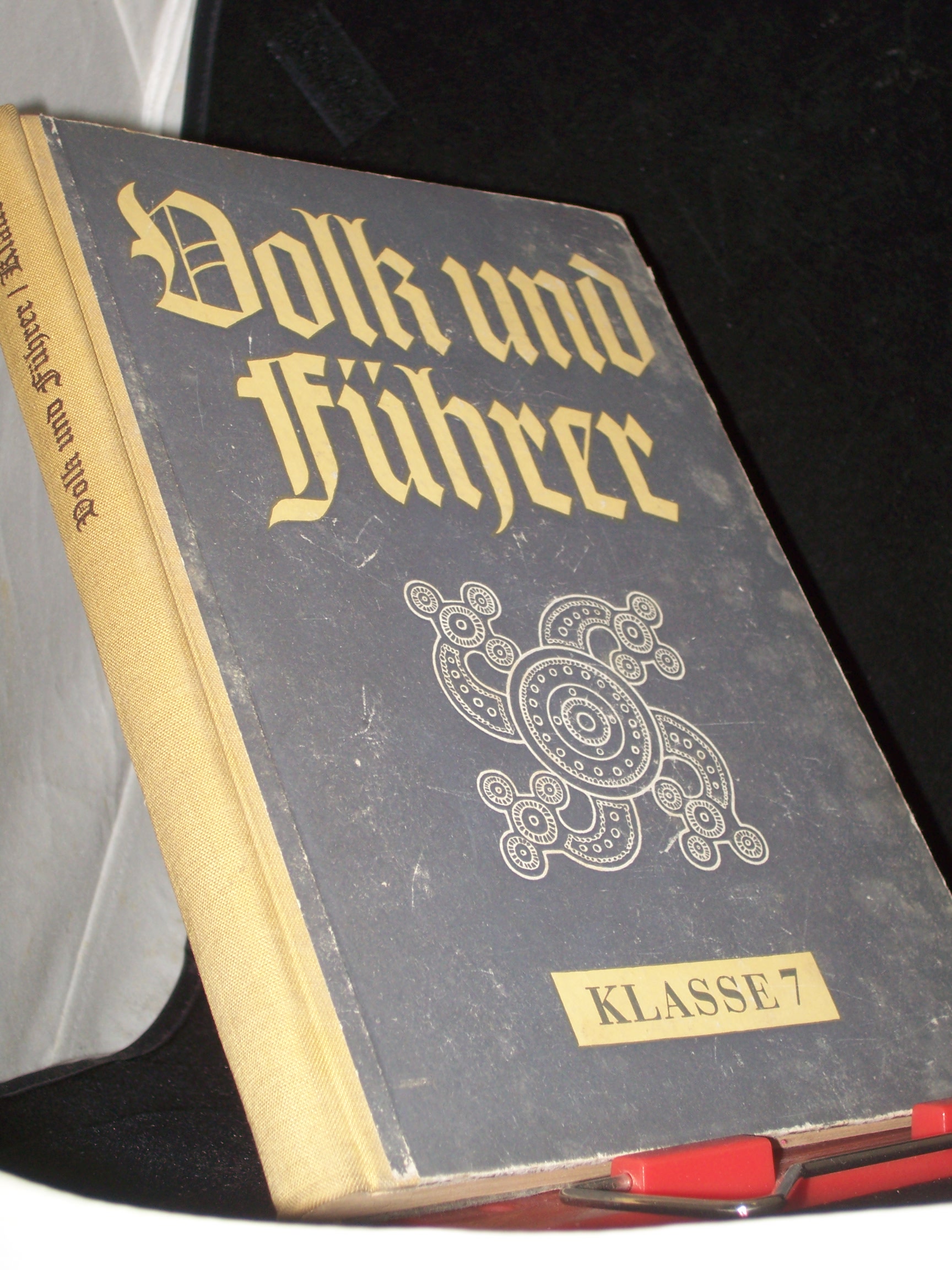 Artikelbild 1 des Artikels “Volk und Führer Teil: Ausg. f. Dt. Oberschulen u. Gymnasien / in Verb. mit Walter Franke / Kl. 7., Deutsches Ringen um Lebensraum, Freiheit u. Einheit / Hrsg. v. Walter Franke ; Waldemar Halfmann. Bearb. von... “