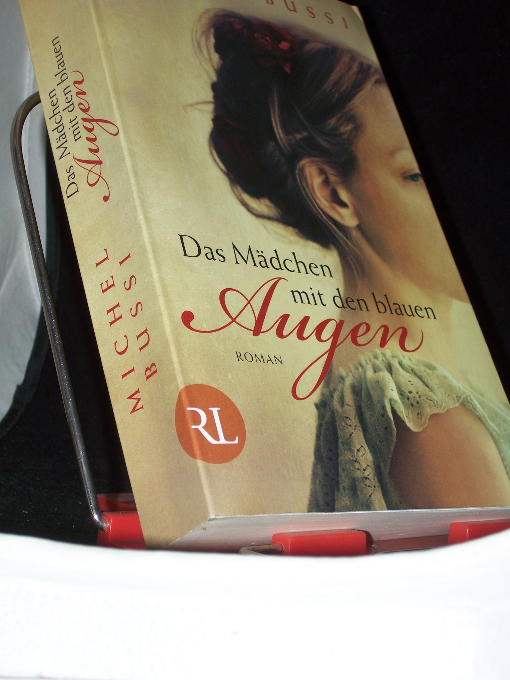 Artikelbild 1 des Artikels “Das Mädchen mit den blauen Augen : [Roman] / Michel Bussi. Aus dem Franz. von Olaf Matthias Roth “