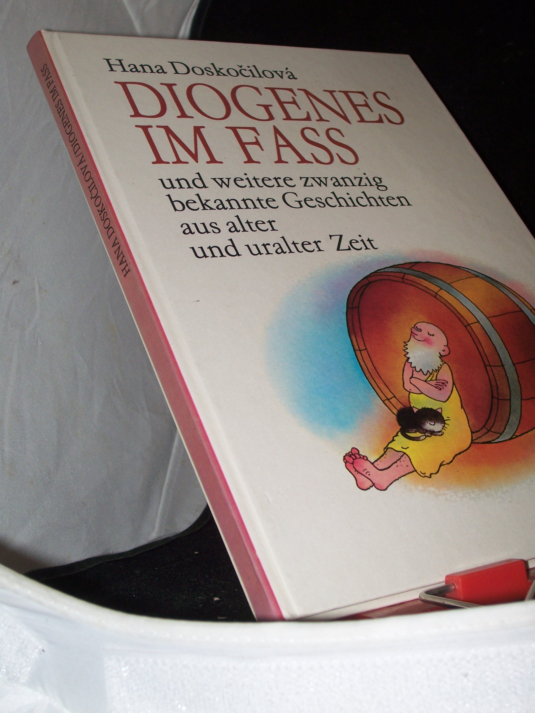 Artikelbild 1 des Artikels “Diogenes im Fass und weitere zwanzig bekannte Geschichten aus alter und uralter Zeit / Hana Dosko?ilová. Ill. von Gabriel Filcík “