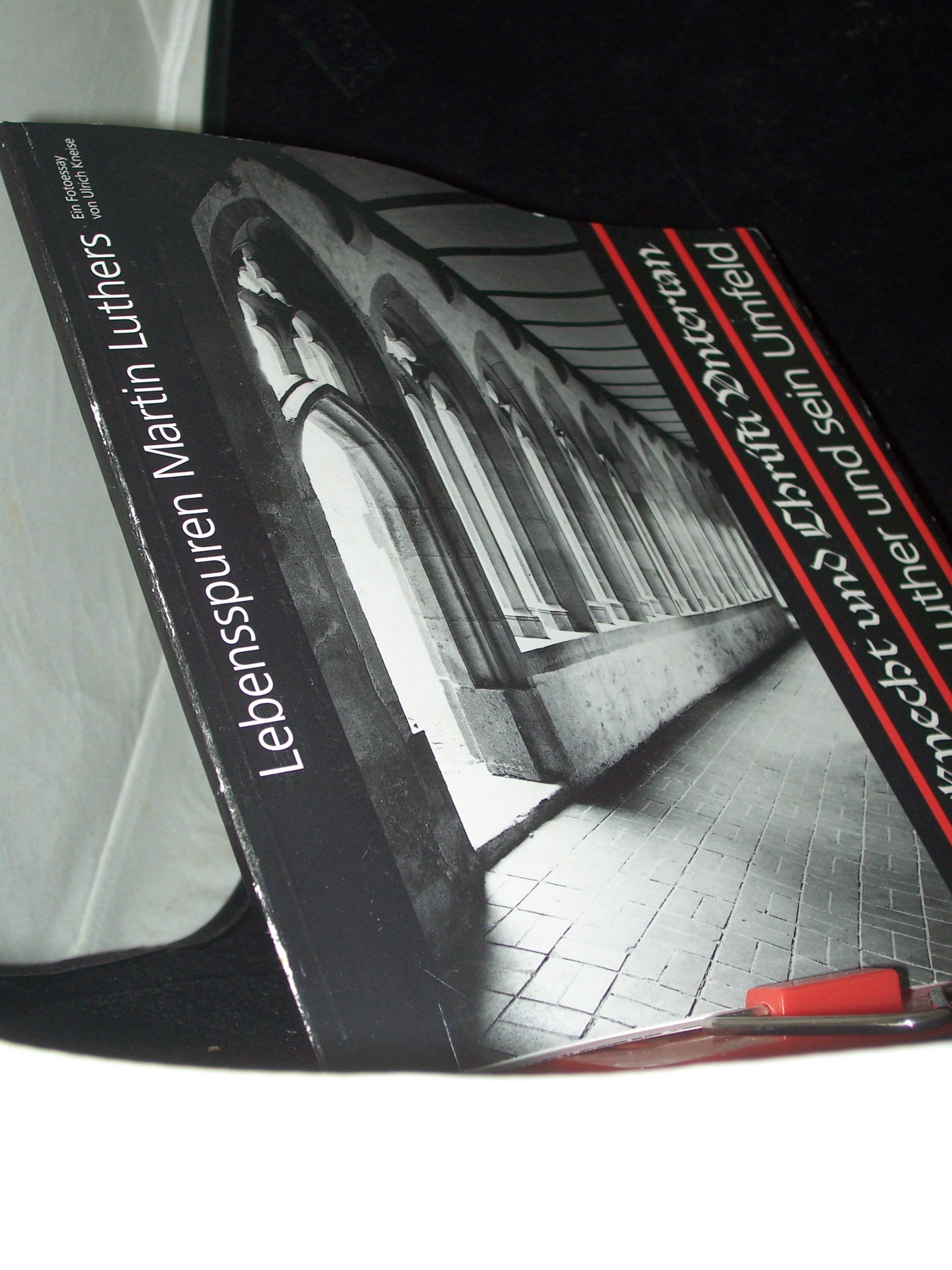 Artikelbild 1 des Artikels “Lebensspuren Martin Luthers : Fotoessay ; Ausstellung der
Sparkassen-Kulturstiftung Hessen-Thüringen zur Exposition 