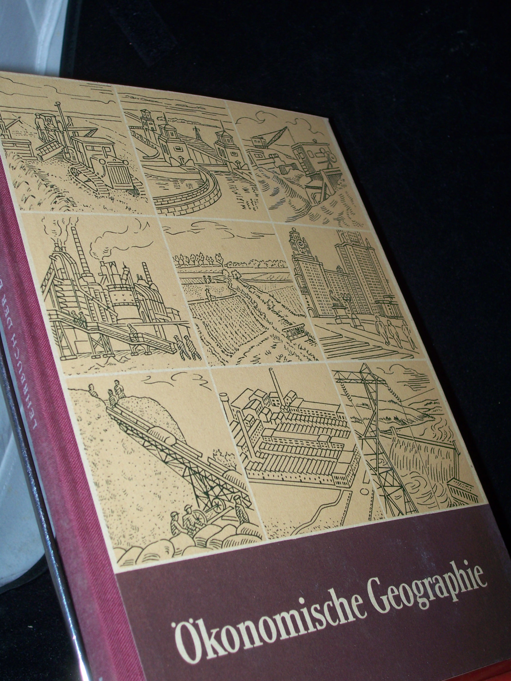 Artikelbild 1 des Artikels “Lehrbuch der Erdkunde Teil: Schuljahr. 10., Ökonomische Geographie der wichtigsten Staaten der Erde / Nach e. Ms. von Wolfgang Güthler u. Karl Troeger. Kartograph. Bearb.: Walter Heidenreuter “