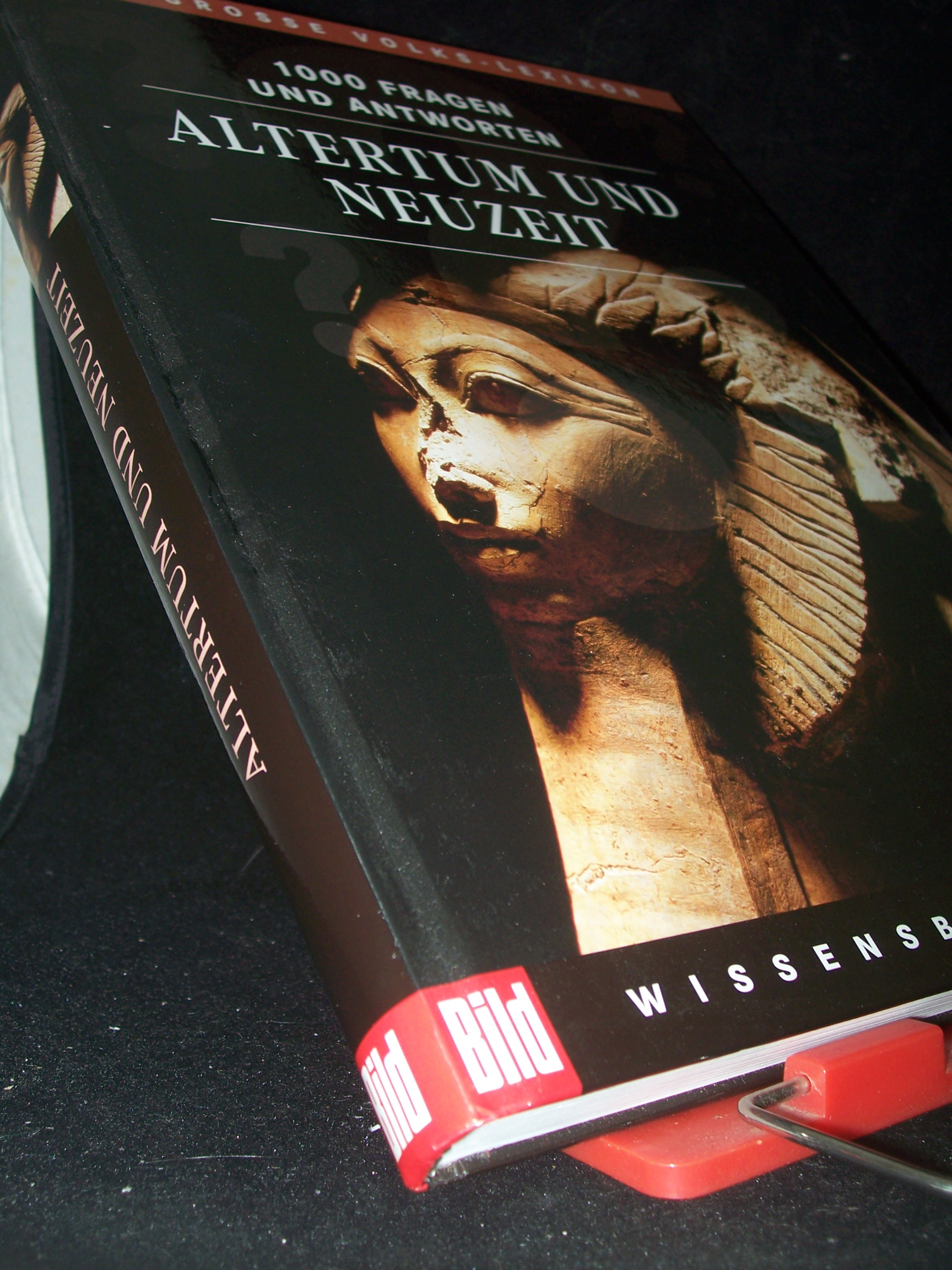 Artikelbild 1 des Artikels “Altertum und Neuzeit : 1000 Fragen und Antworten / Bertelsmann-Lexikon-Institut. [Red. Leitung: Florian von Heintze] “