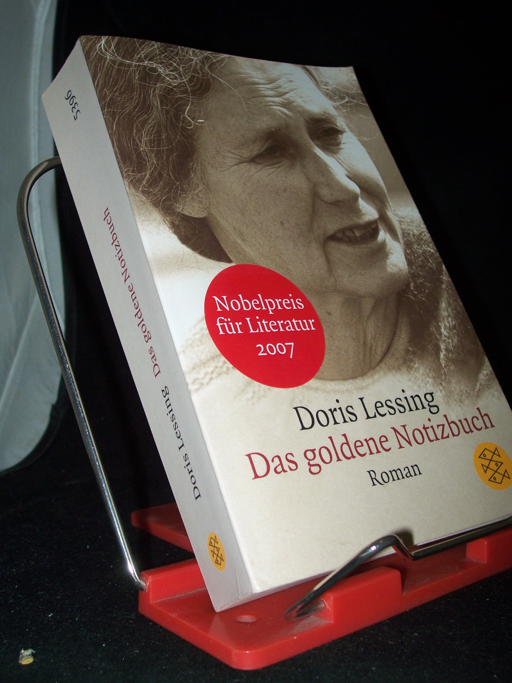 Artikelbild 1 des Artikels “Das goldene Notizbuch : Roman / Doris Lessing. Aus dem Engl. von Iris
Wagner “