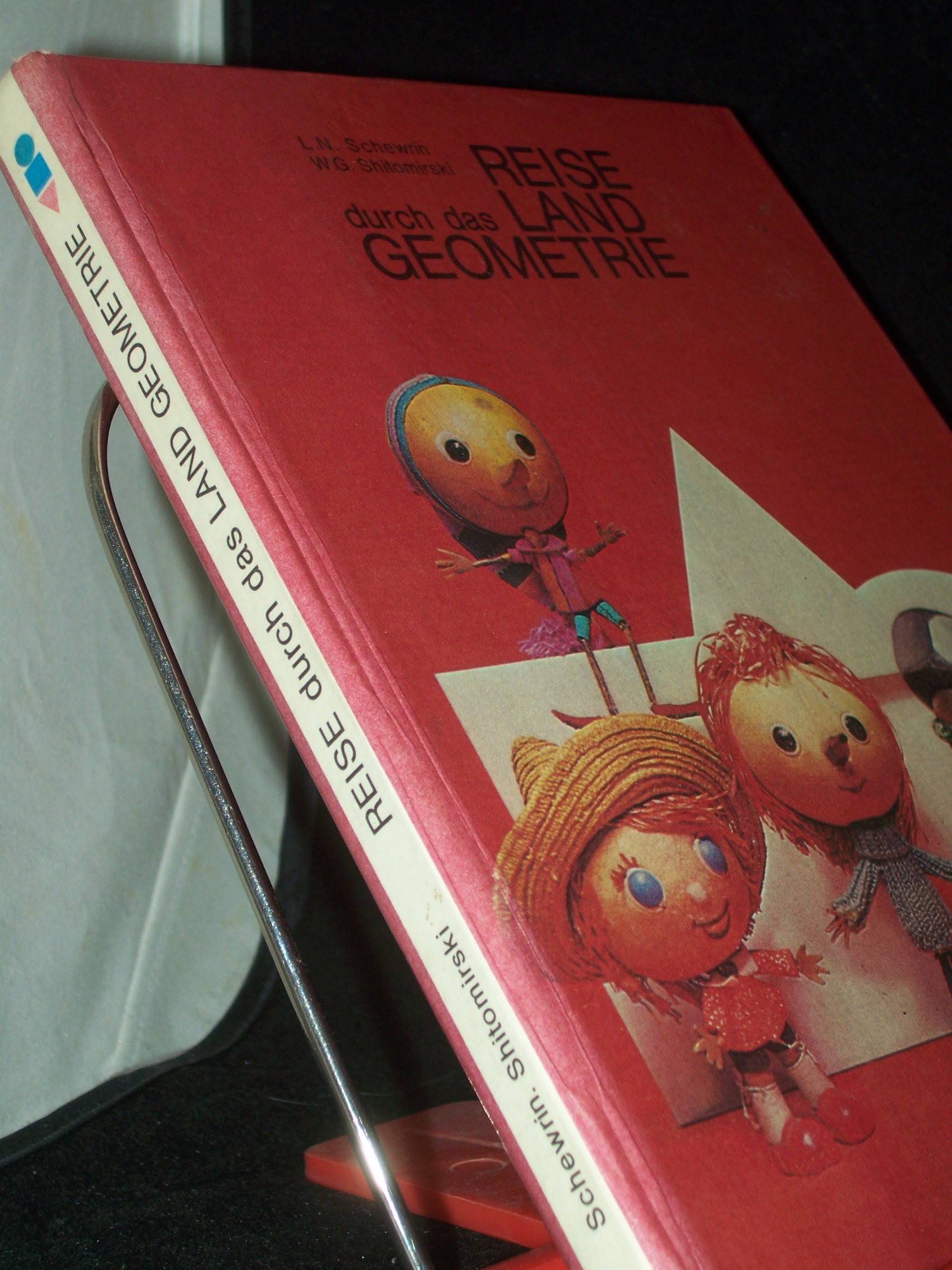 Artikelbild 1 des Artikels “Reise durch das Land Geometrie / L. N. Schewrin ; W. G. Shitomirski.
[Ill.: A. Golowtschenko. Aus d. Russ. von Melita Bailleù] “