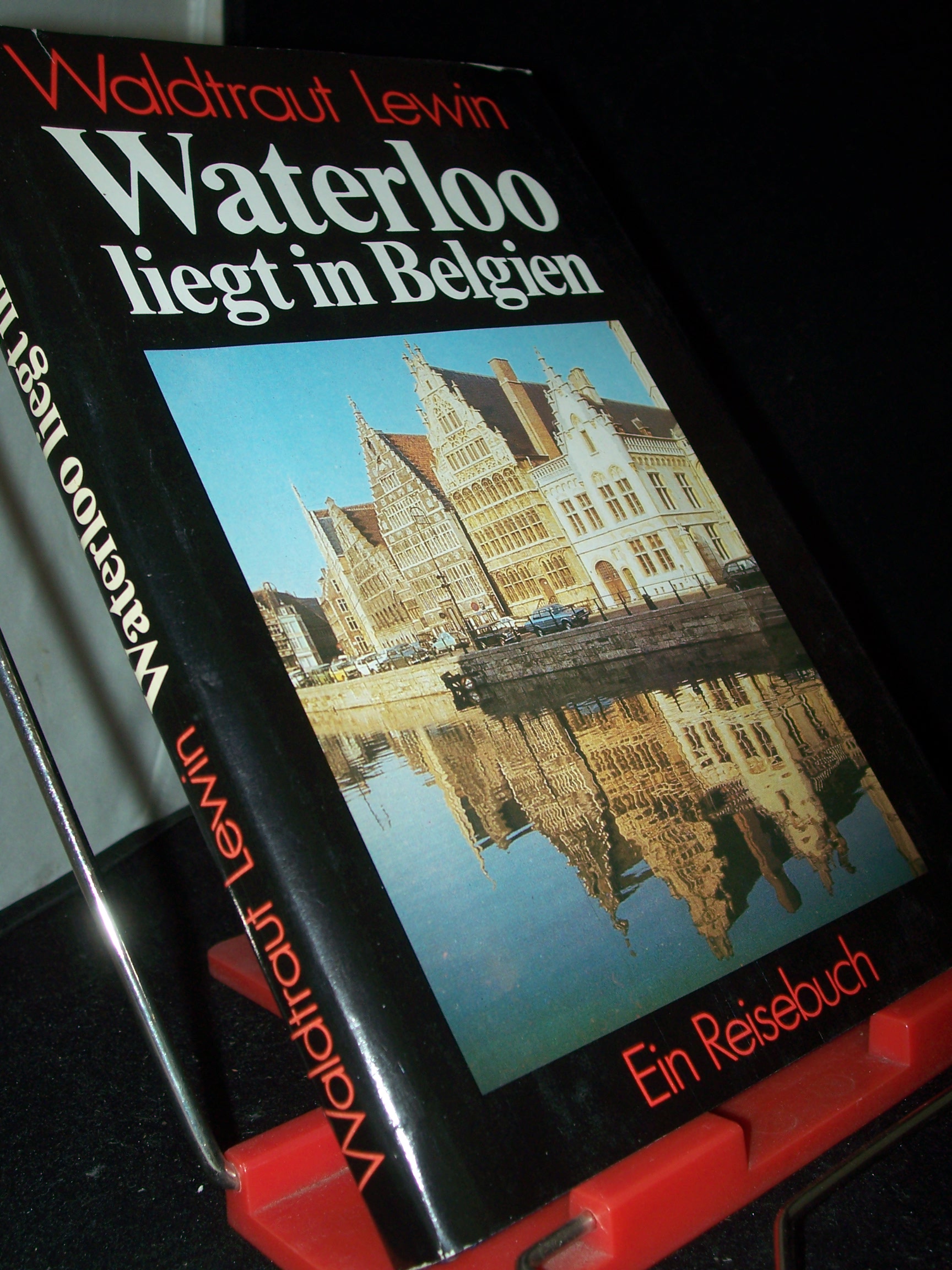 Artikelbild 1 des Artikels “Waterloo liegt in Belgien : e. Reisebuch / Waldtraut Lewin. [Fotos von
Bernhard Wildenhahn] “