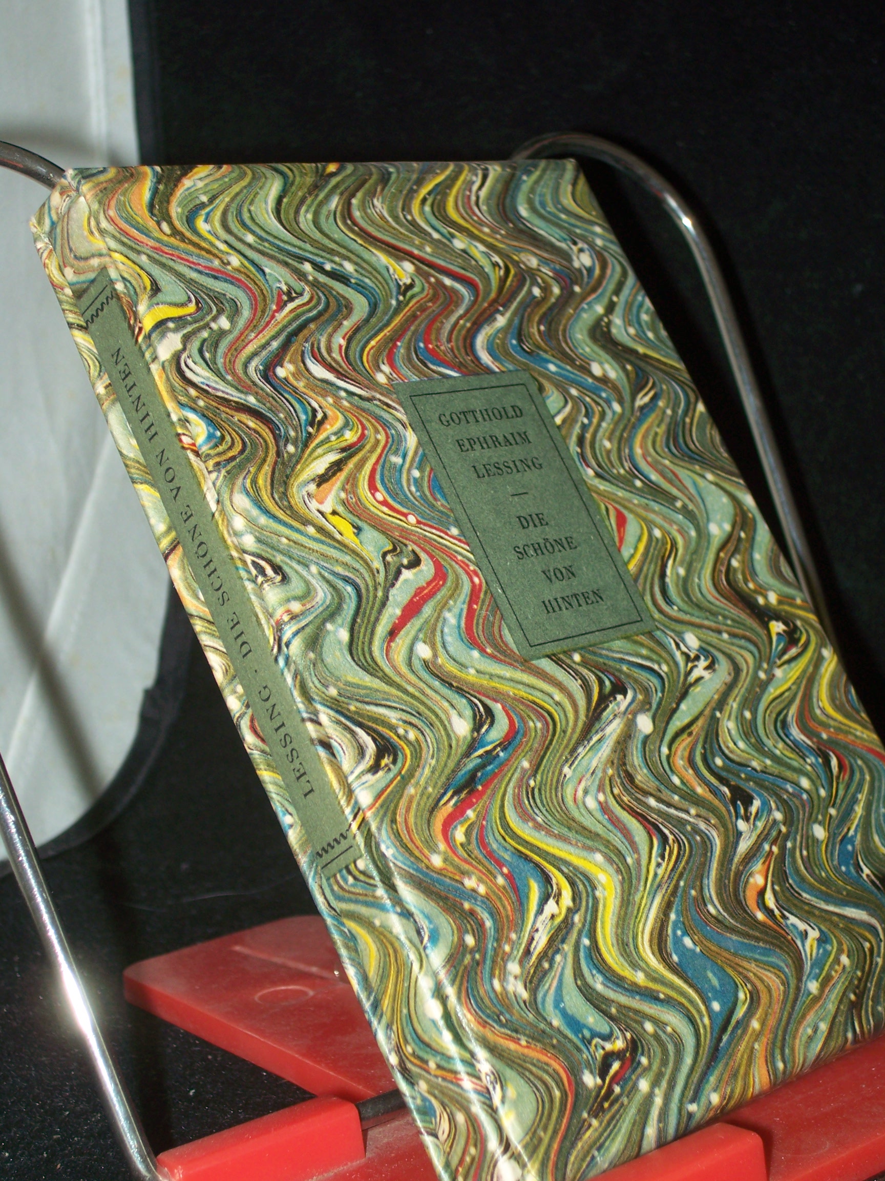 Artikelbild 1 des Artikels “Die Schöne von hinten : Lieder u. Fabeln / von Gotthold Ephraim Lessing. Mit Lithogr. nach Kupferstichen von Daniel Chodowiedki. Ausgew. von Ingrid Sommer “