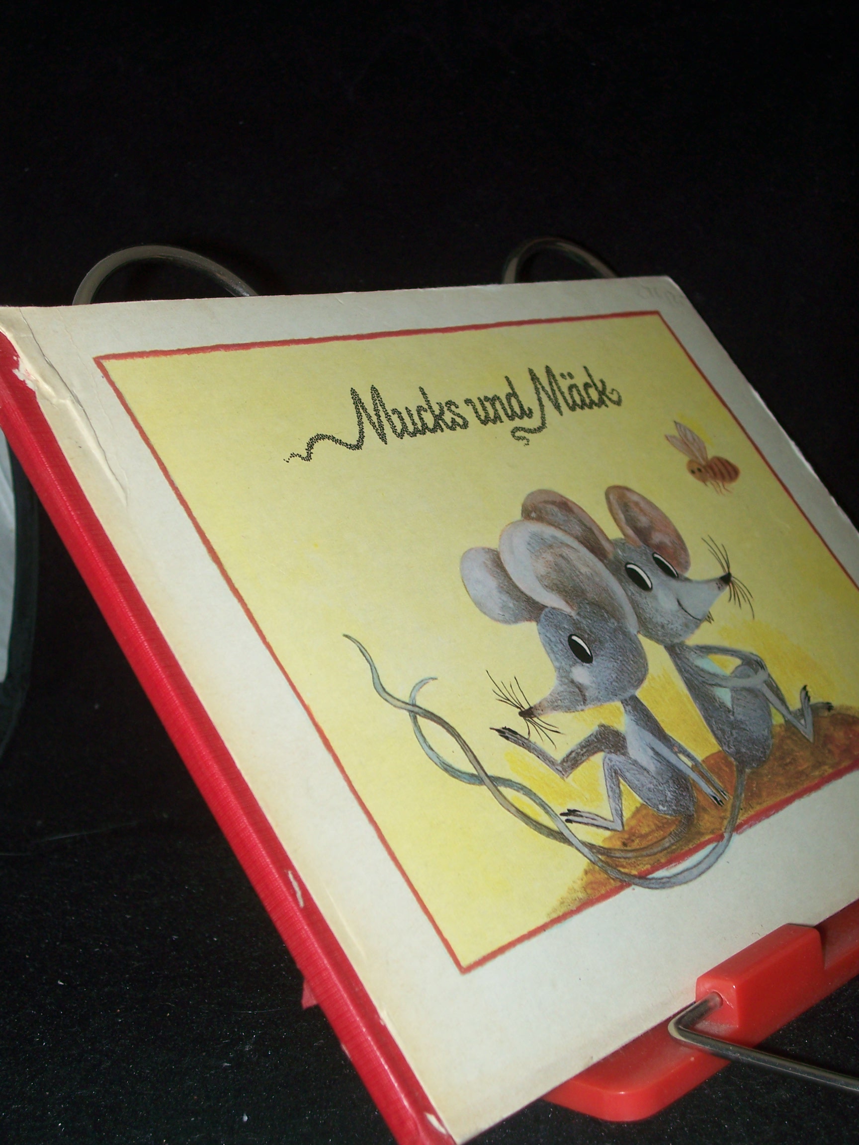 Artikelbild 1 des Artikels “Mucks und Mäck / [Idee u. Verse: Johanna Kraeger. Ill.: Dagmar
Schwintowsky] “