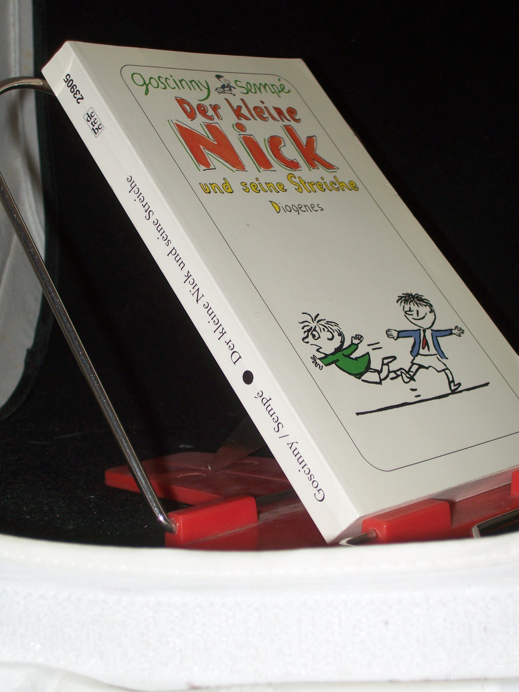 Artikelbild 1 des Artikels “Der kleine Nick und seine Streiche : sechzehn prima Geschichten vom kleinen Nick und seinen Freunden / René Goscinny ; Jean-Jacques Sempé. Dt. von Hans Georg Lenzen “