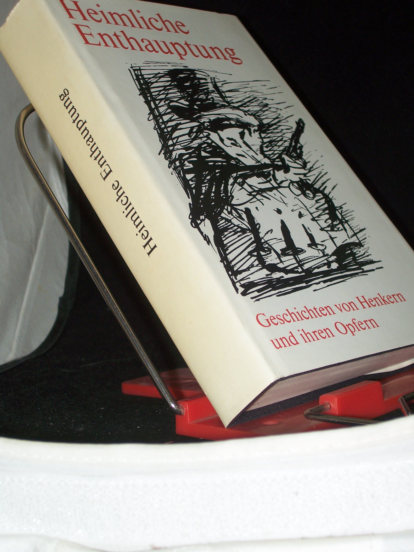 Artikelbild 1 des Artikels “Heimliche Enthauptung : Geschichten von Henkern u. ihren Opfern / [hrsg. u. mit Autorenhinweisen von Hans Joachim u. Irene Kruse. Ill. von Erhard Grüttner] “