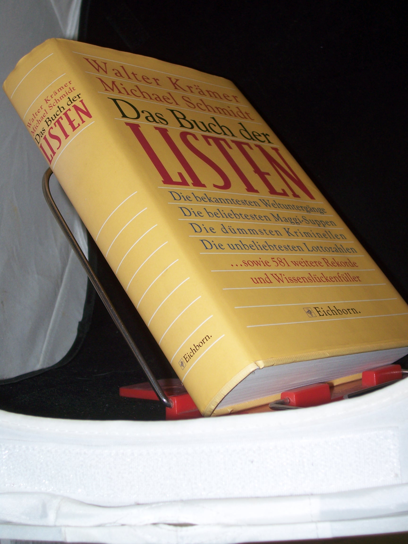 Artikelbild 1 des Artikels “Das Buch der Listen : die bekanntesten Weltuntergänge, die beliebtesten Maggisuppen, die dümmsten Kriminellen, die unbeliebtesten Lottozahlen sowie 581 weitere Rekorde und Wissenslückenfüller aus Wirtschaft, Politik, Gesellschaft, Sport / W “