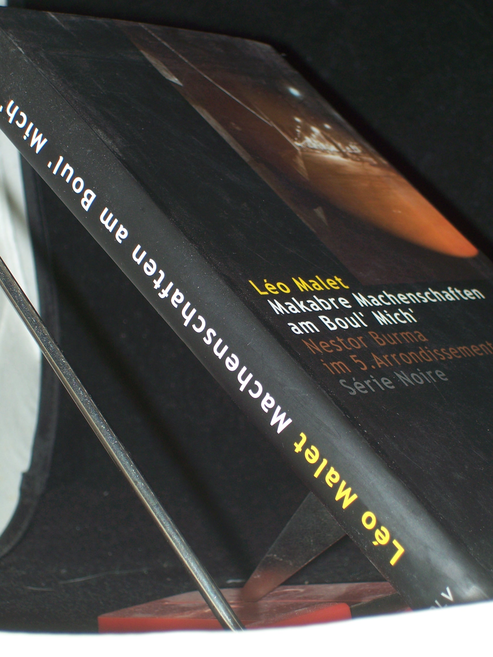 Artikelbild 1 des Artikels “Makabre Machenschaften am Boul' Mich' : Nestor Burma im 5.
Arrondissement / Léo Malet. Aus dem Franz. von Katarina Grän. Mit
einem aktualisierten Nachgang von Peter Stephan “
