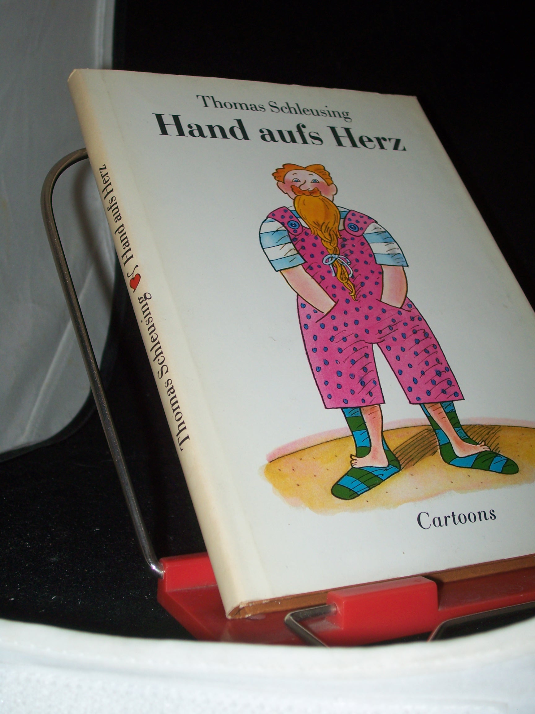 Artikelbild 1 des Artikels “Hand aufs Herz : Cartoons / Thomas Schleusing “