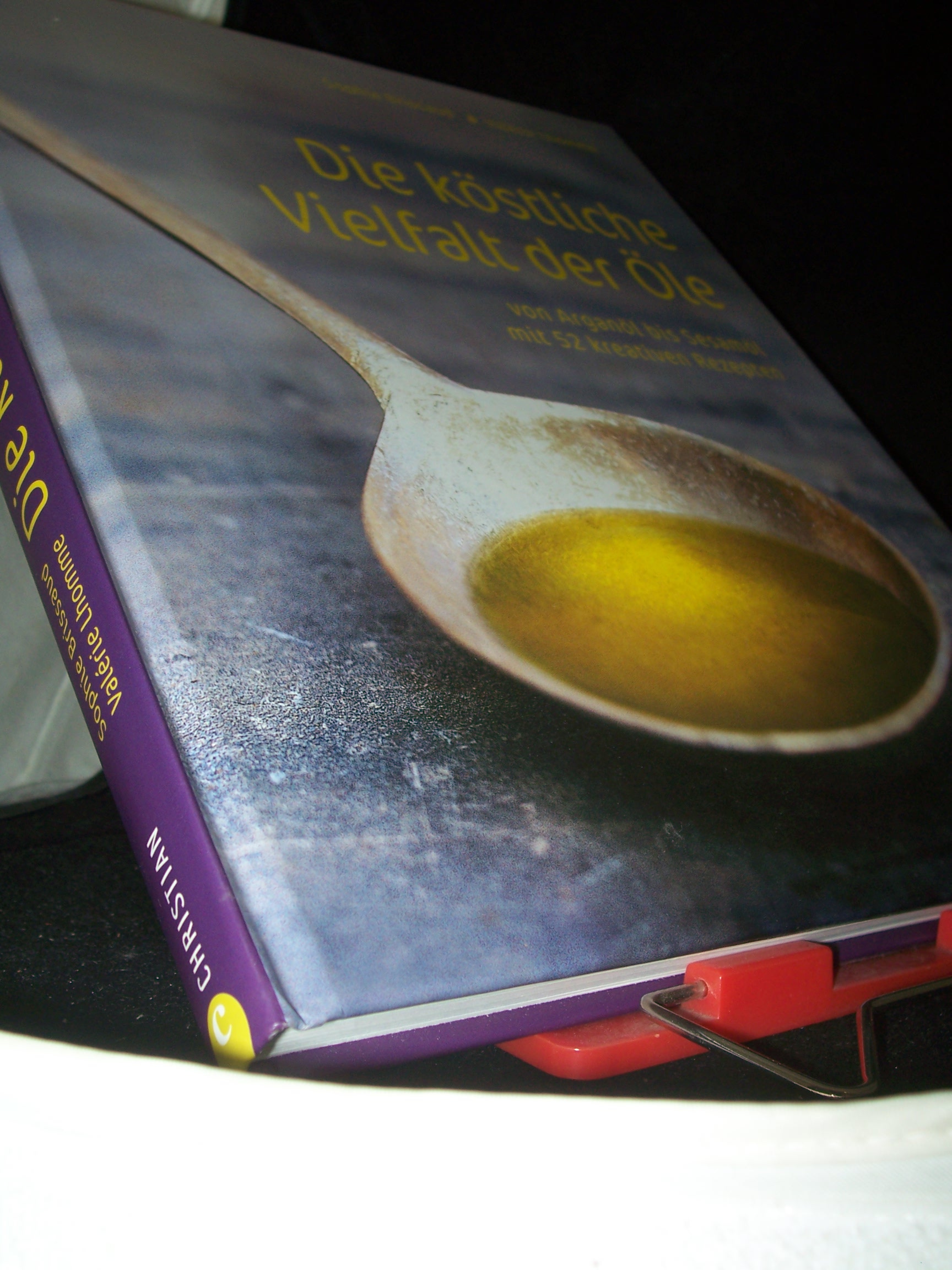 Artikelbild 1 des Artikels “Die köstliche Vielfalt der Öle : von Arganöl bis Sesamöl mit 52 kreativen Rezepten / Sophie Brissaud ; Valérie Lhomme. Text: Sophie Brissaud. Rezepte Valérie Lhomme. Fotos: Akiko Ida. [Übers. aus dem Engl.: Helmut Ertl und Eleonore Baumann. “