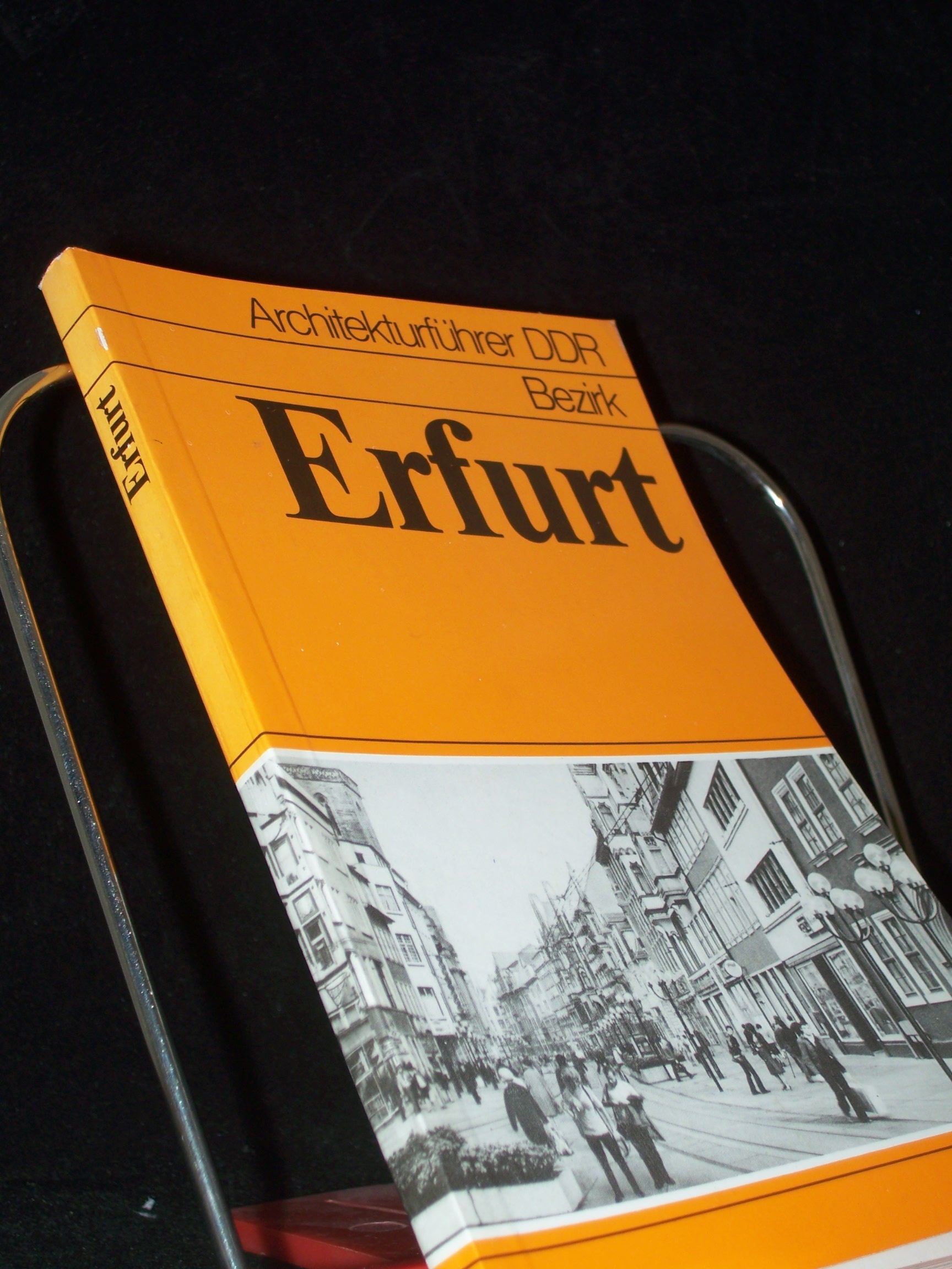 Artikelbild 1 des Artikels “Bezirk Erfurt / Karl-Heinz Hüter... Bauakad. d. DDR, Inst. für Städtebau u. Architektur ; Bund d. Architekten d. DDR ; Inst. für Denkmalpflege in d. DDR. [Die Bearb. erfolgte unter Leitung von A. Hoffmann u. J. Schulz durch Mitw. von W. Al “