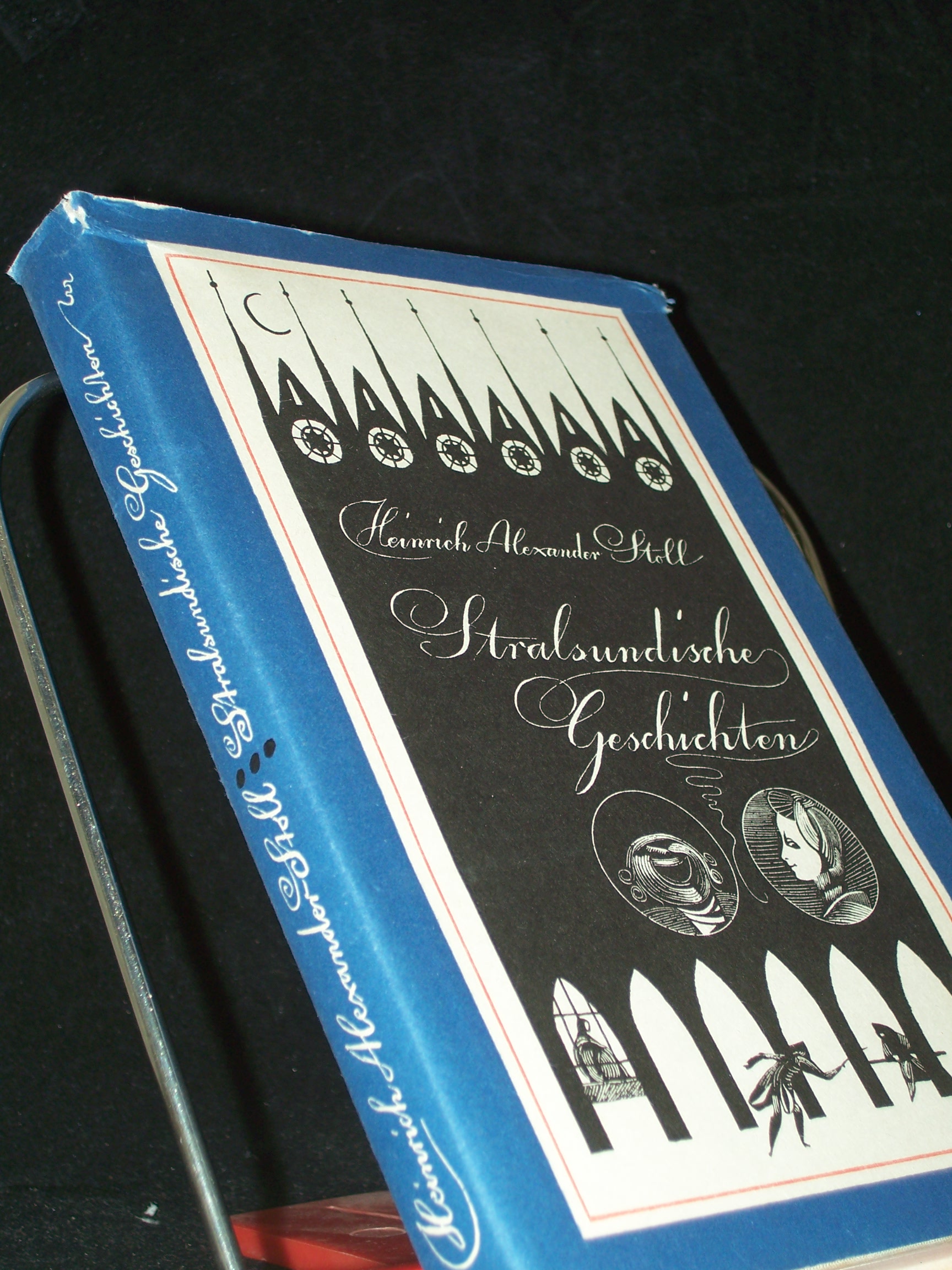 Artikelbild 1 des Artikels “Stralsundische Geschichten : 3 Novellen / Heinrich Alexander Stoll. [Ill.: Wolfgang Würfel] “
