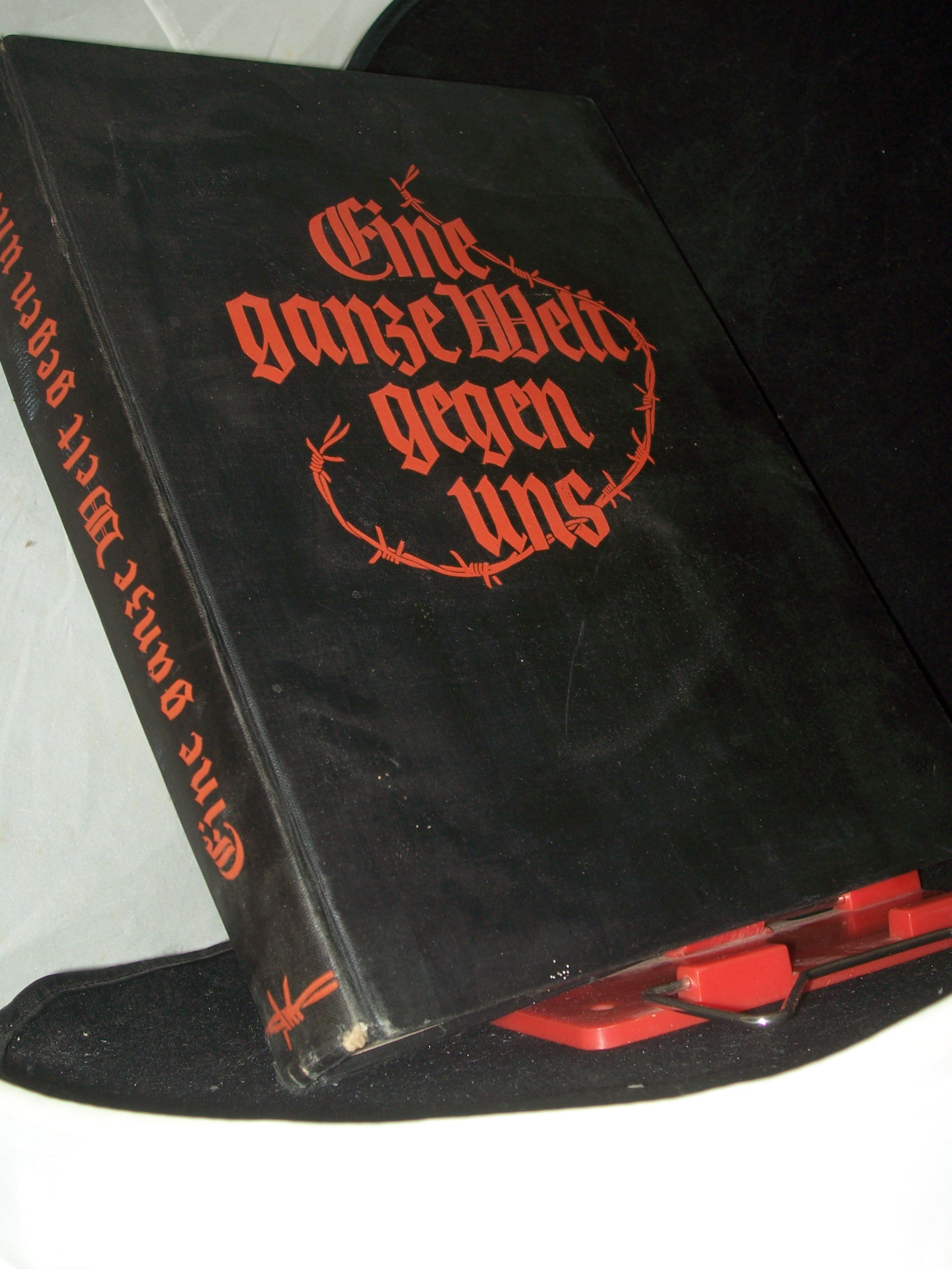 Artikelbild 1 des Artikels “Eine ganze Welt gegen uns : Eine Geschichte des Weltkriegs in Bildern / Wilhelm Reetz. Eingeführt von Werner Beumelburg “