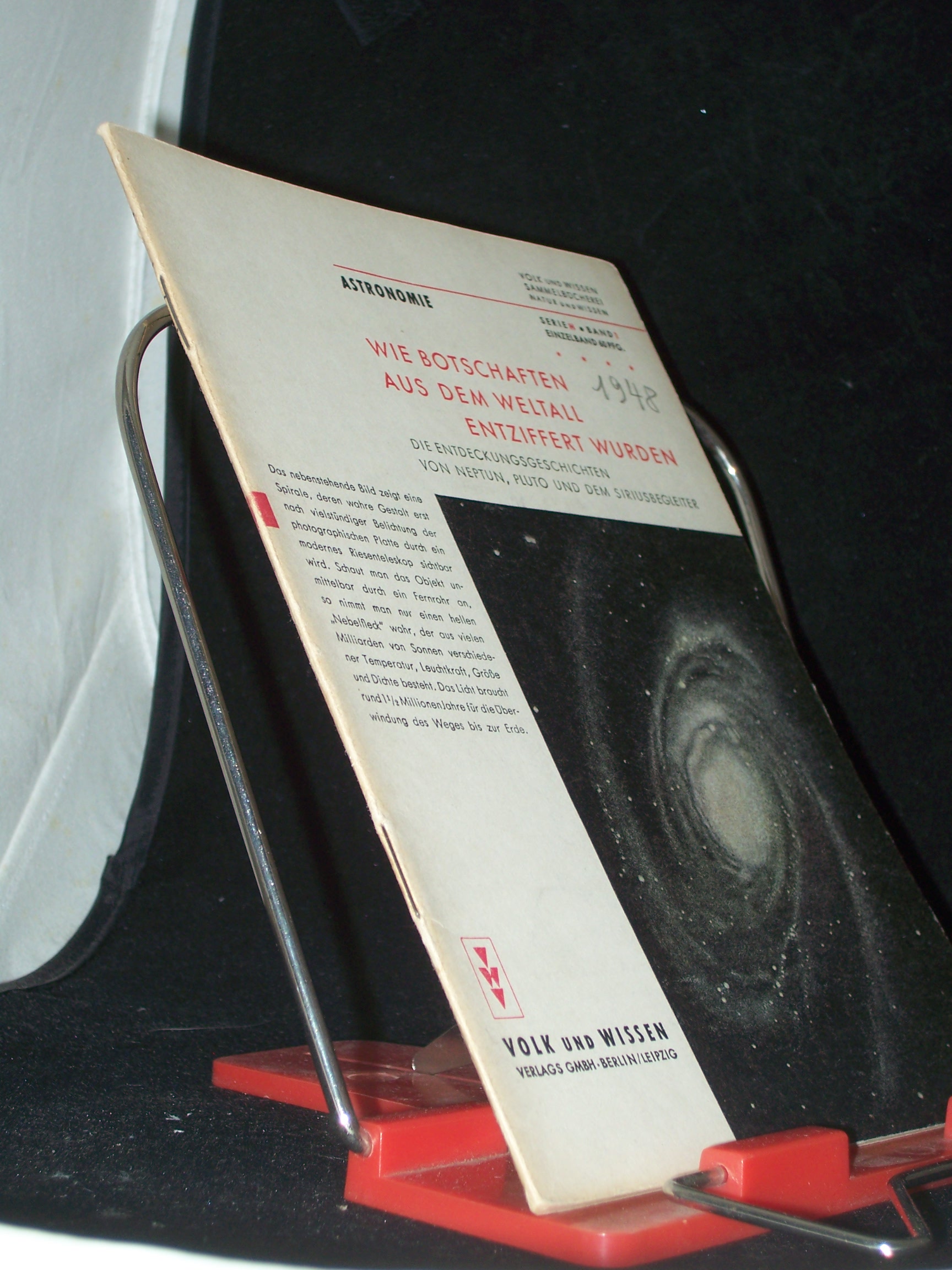 Artikelbild 1 des Artikels “Wie Botschaften aus dem Weltall entziffert wurden : Die Entdeckungsgeschichten von Neptun, Pluto u. dem Siriusbegleiter / [Wolfgang Büttner. Textill. von August Tschinkel] “
