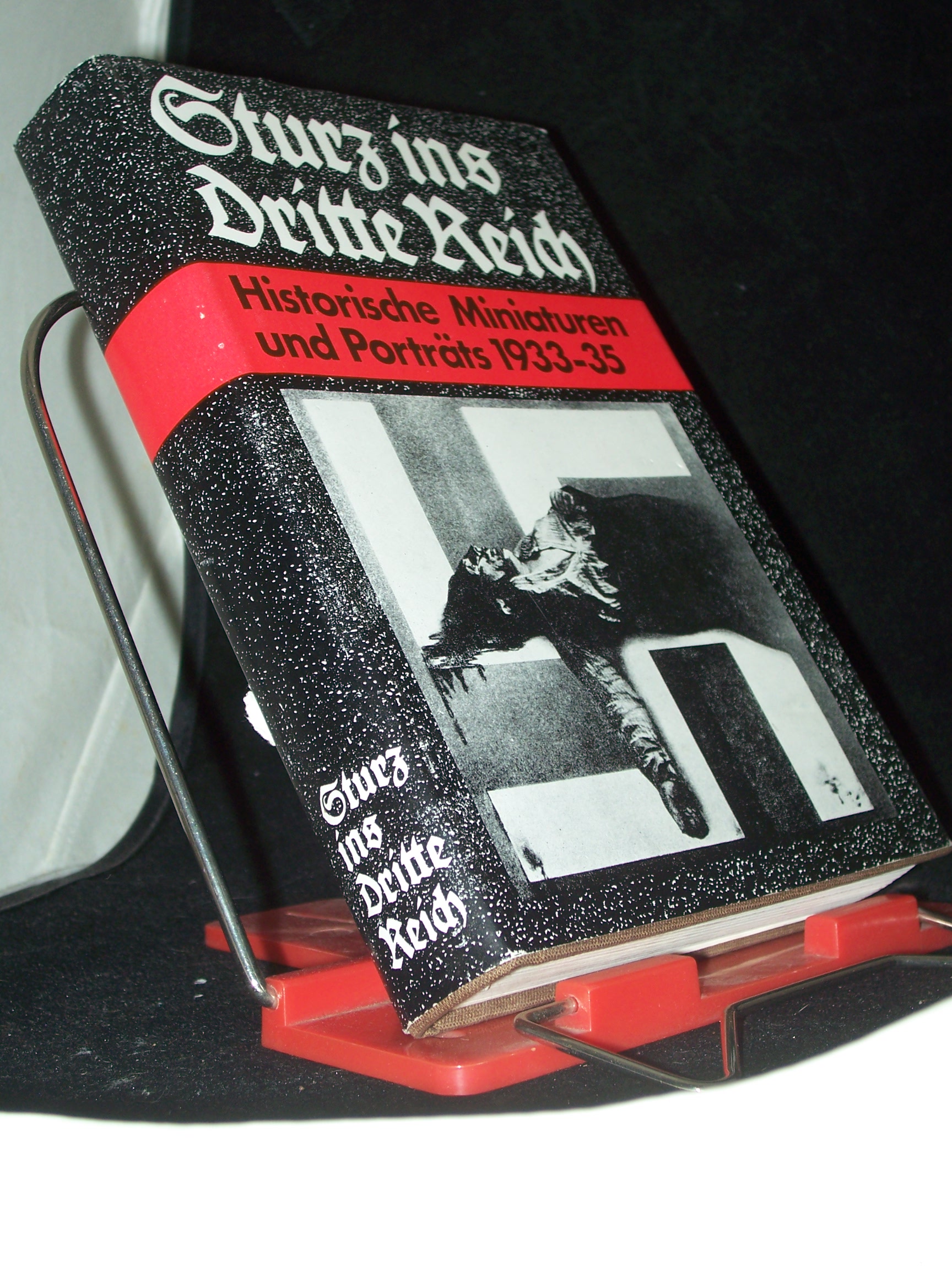 Artikelbild 1 des Artikels “Sturz ins Dritte Reich : histor. Miniaturen u. Porträts 1933/35 /
[Akad. d. Wiss. d. DDR, Zentralinst. für Geschichte. Hrsg. von Helmut
Bock... Autorenverz.: Friedrich Albrecht...] “