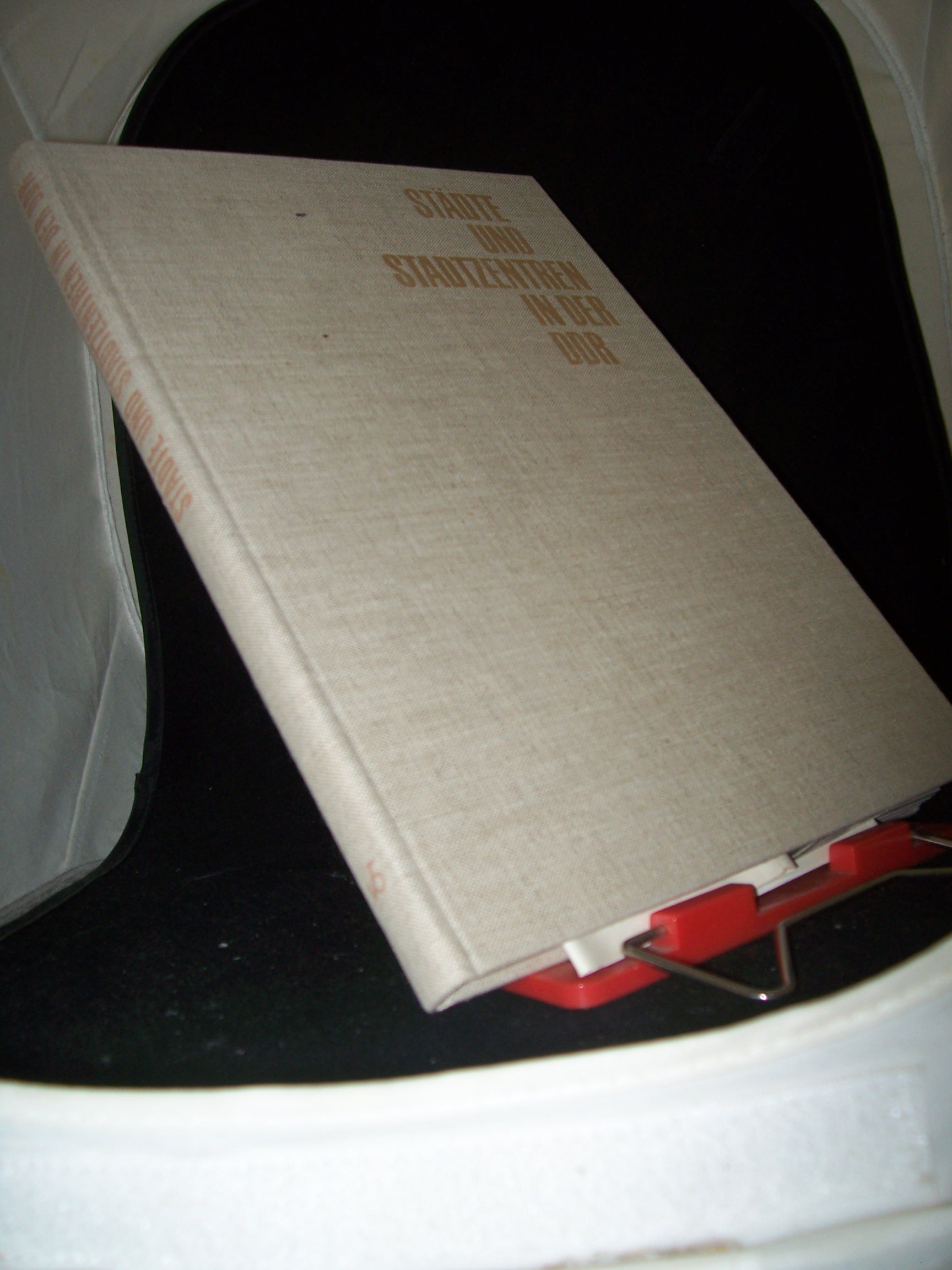 Artikelbild 1 des Artikels “Städte und Stadtzentren in der DDR : Ergebnisse u. reale Perspektiven d. Städtebaus in d. Dt. Demokrat. Republik / [Hrsg. von Gerhard Krenz u.a. Mitarb.:... Foto: Peter Garbe] “