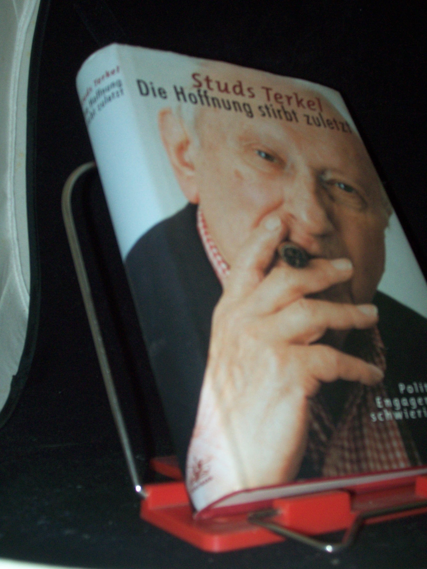 Artikelbild 1 des Artikels “Die Hoffnung stirbt zuletzt : politisches Engagement in schwieriger
Zeit / Studs Terkel. Aus dem Engl. von Michael Schulte “
