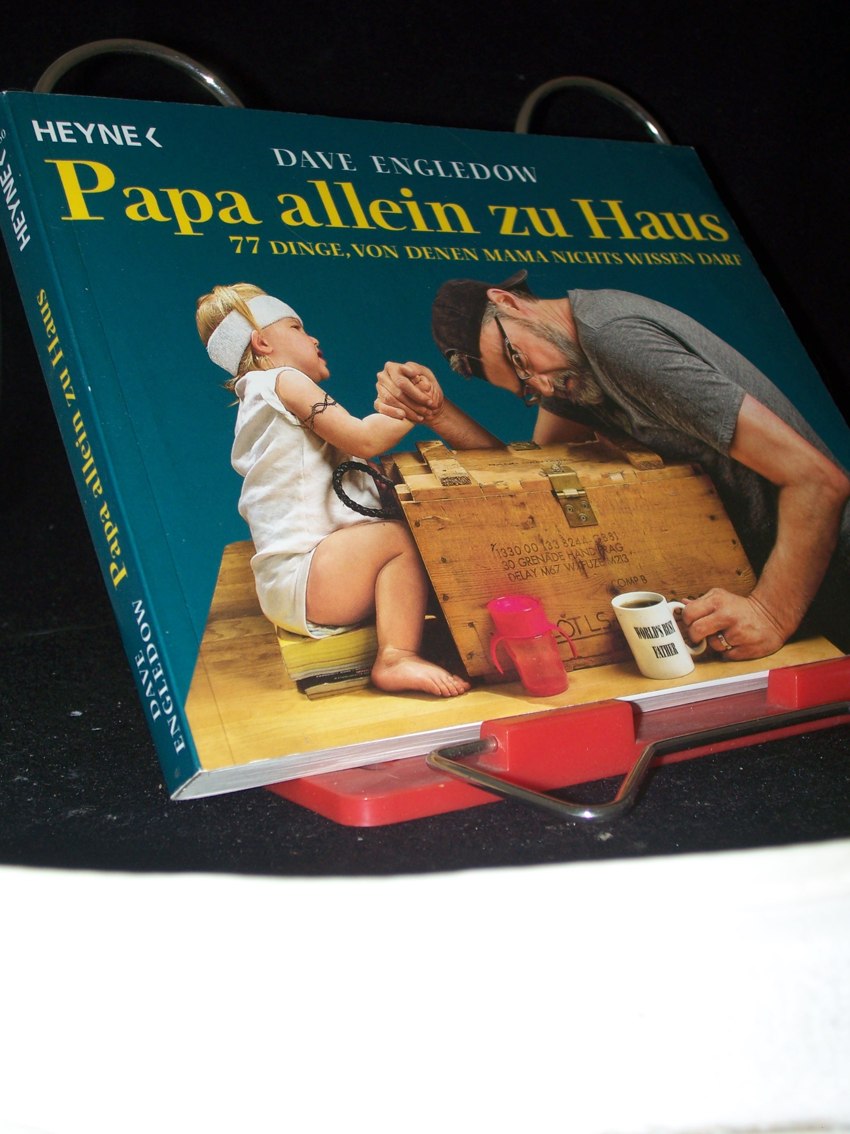 Artikelbild 1 des Artikels “Papa allein zu Haus : 77 Dinge, von denen Mama nichts wissen darf / Dave Engledow. Aus dem Amerikan. von Elisabeth Schmalen “