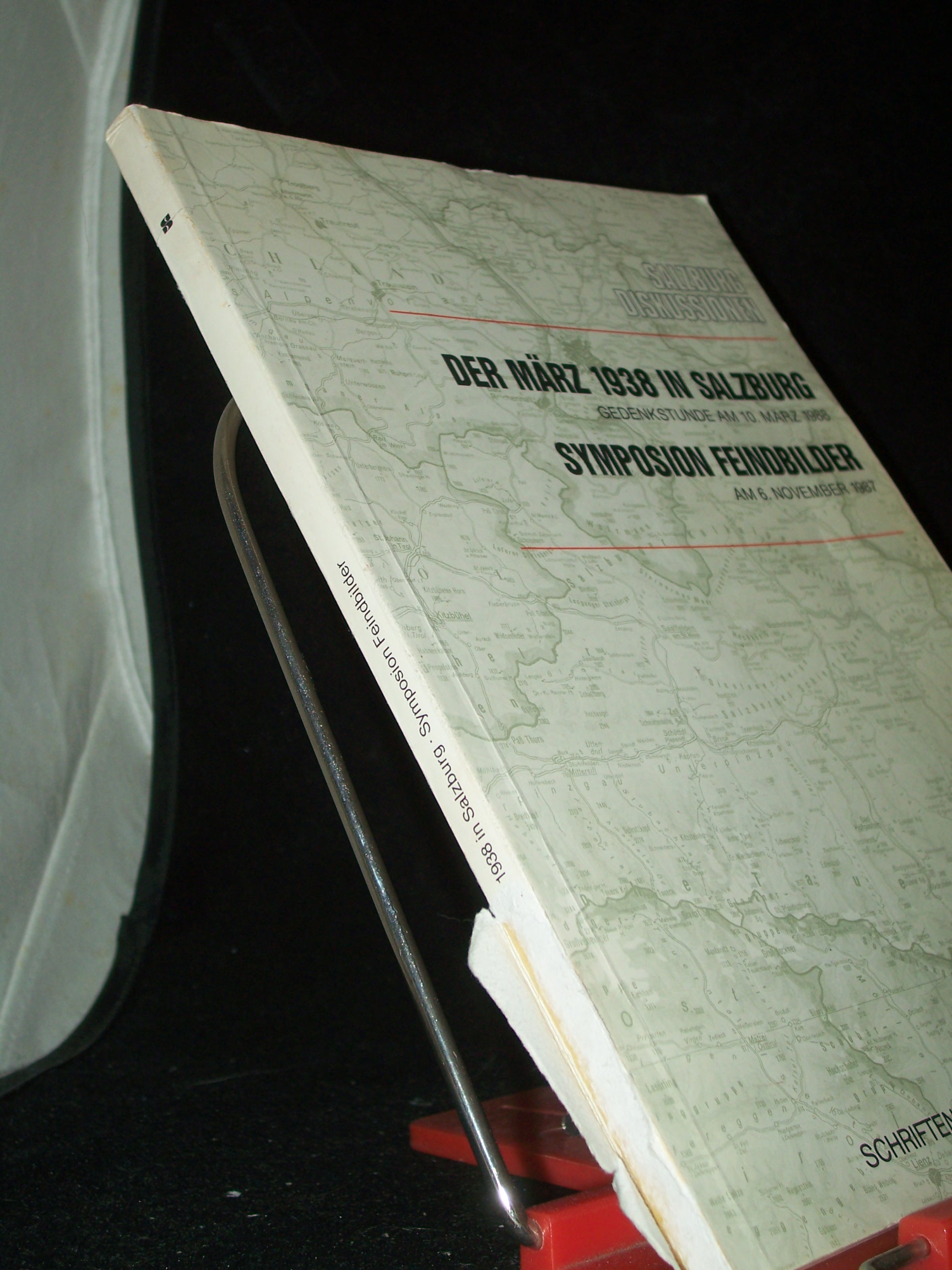 Artikelbild 1 des Artikels “Der März 1938 [neunzehnhundertachtunddreissig] in Salzburg : Gedenkstunde am 10. März 1988 Symposion Feindbilder : am 6. November 1987. [Amt d. Salzburger Landesregierung, vertreten durch d. Landespressebüro (Presse- u. Informationszentrum “