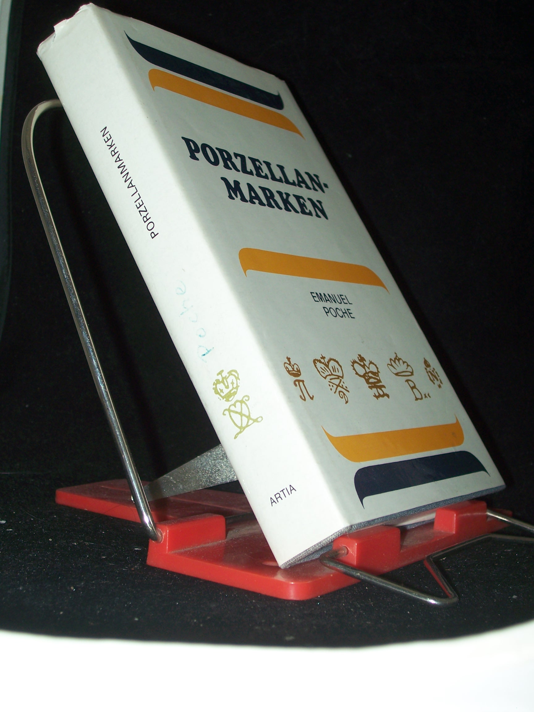 Artikelbild 1 des Artikels “Porzellanmarken aus aller Welt / Text von Emanuel Poche. [Aus d. Tschech. übers. von Helena Krausová] “