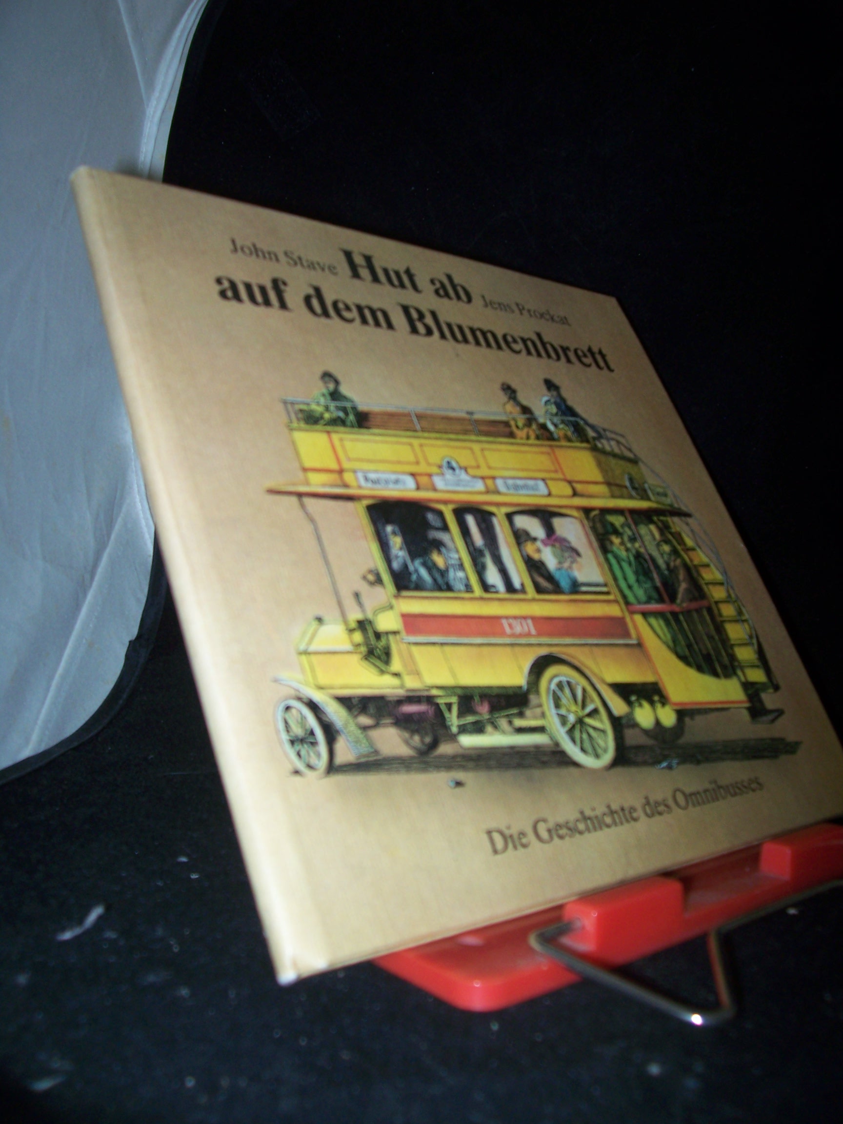 Artikelbild 1 des Artikels “Hut ab auf dem Blumenbrett : d. Geschichte d. Omnibusses / John Stave.
Ill. von Jens Prockat “