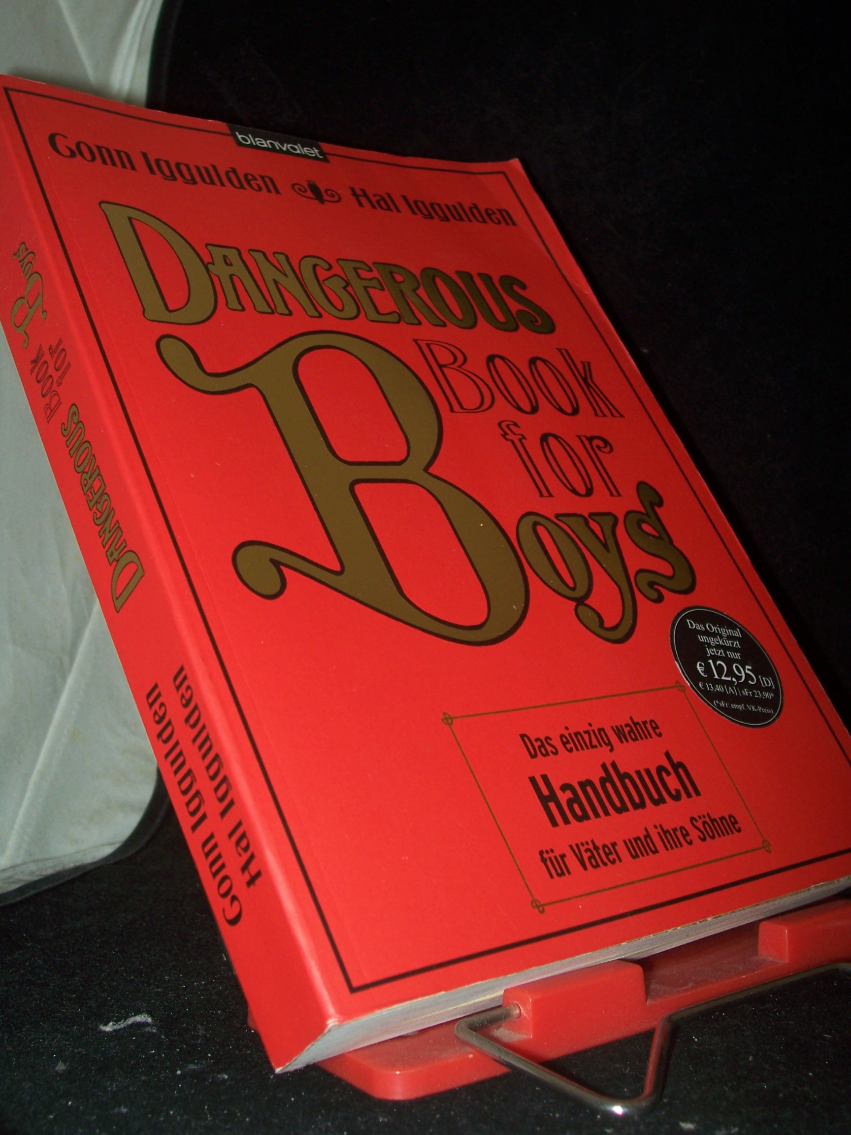 Artikelbild 1 des Artikels “Dangerous book for boys : das einzig wahre Handbuch für Väter und ihre Söhne / Conn Iggulden ; Hal Iggulden. Aus dem Engl. von Martin Kliche “