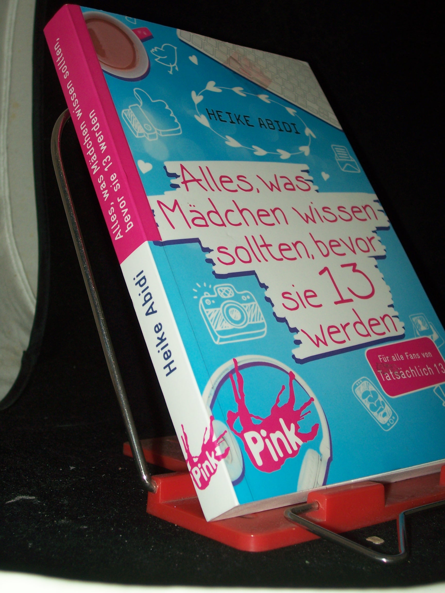 Artikelbild 1 des Artikels “Alles, was Mädchen wissen sollten, bevor sie 13 werden / Heike Abidi “