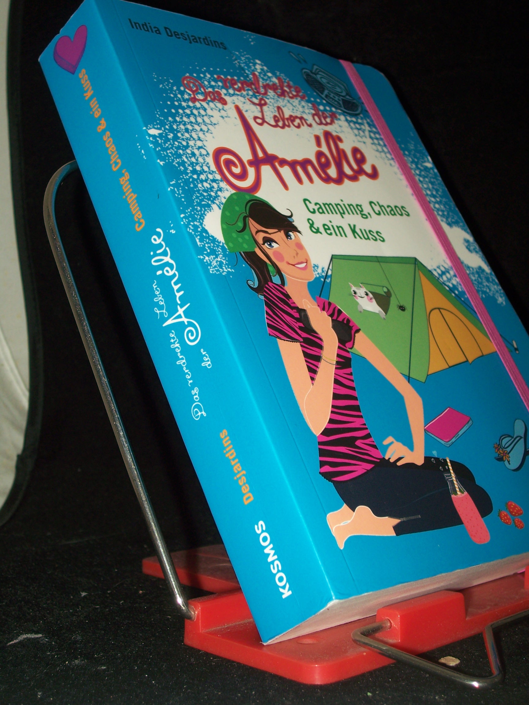 Artikelbild 1 des Artikels “Desjardins, India: Das verdrehte Leben der Amélie Teil: Bd. 6.,
Camping, Chaos & ein Kuss “