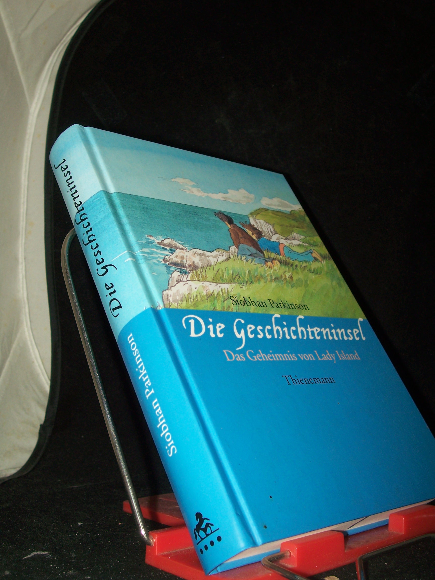 Artikelbild 1 des Artikels “Die Geschichteninsel : das Geheimnis von Lady Island / Siobhan
Parkinson. Aus dem Engl. von Michael Jokisch “