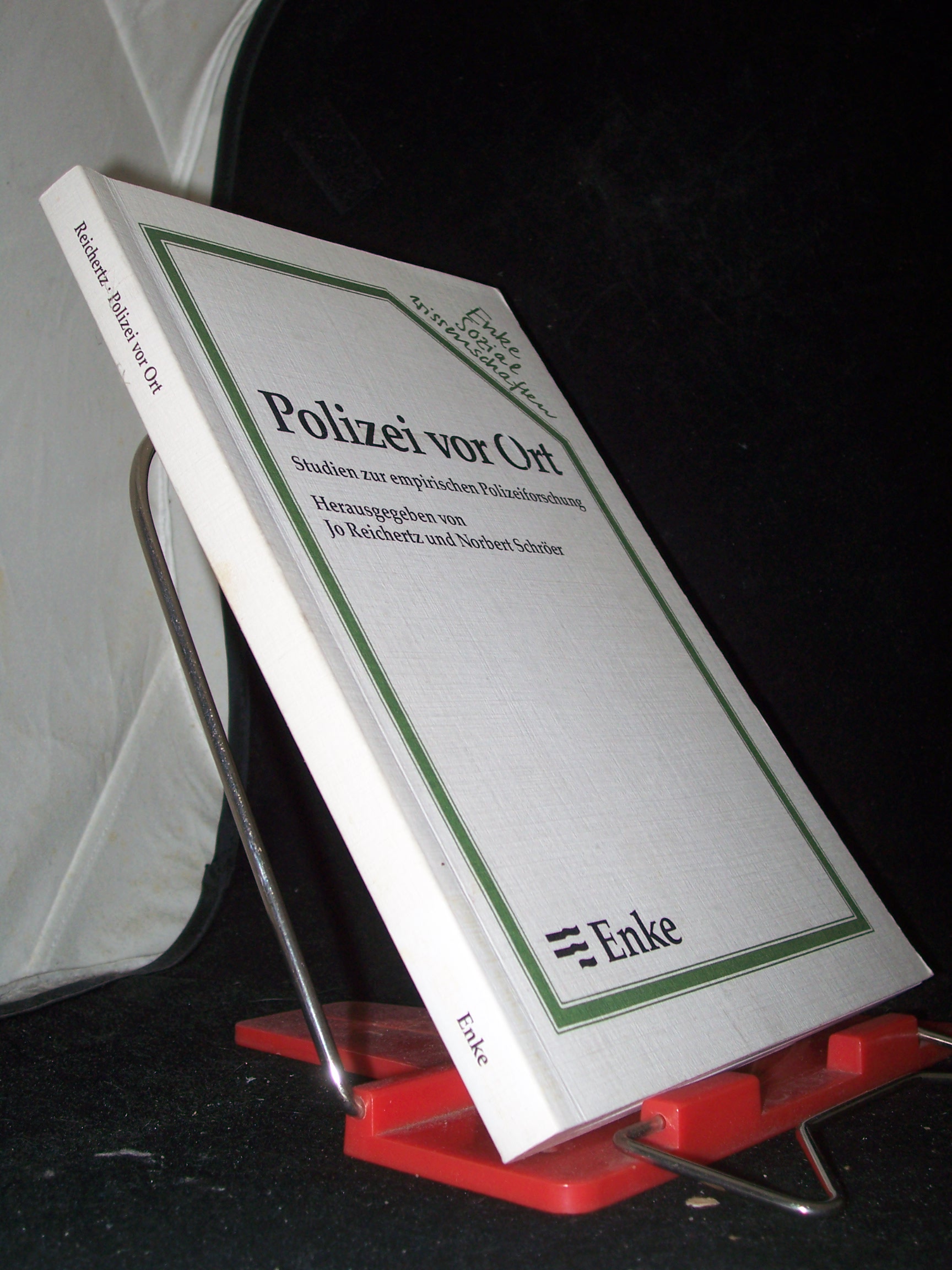 Artikelbild 1 des Artikels “Polizei vor Ort : Studien zur empirischen Polizeiforschung / hrsg. von Jo Reichertz und Norbert Schröer “