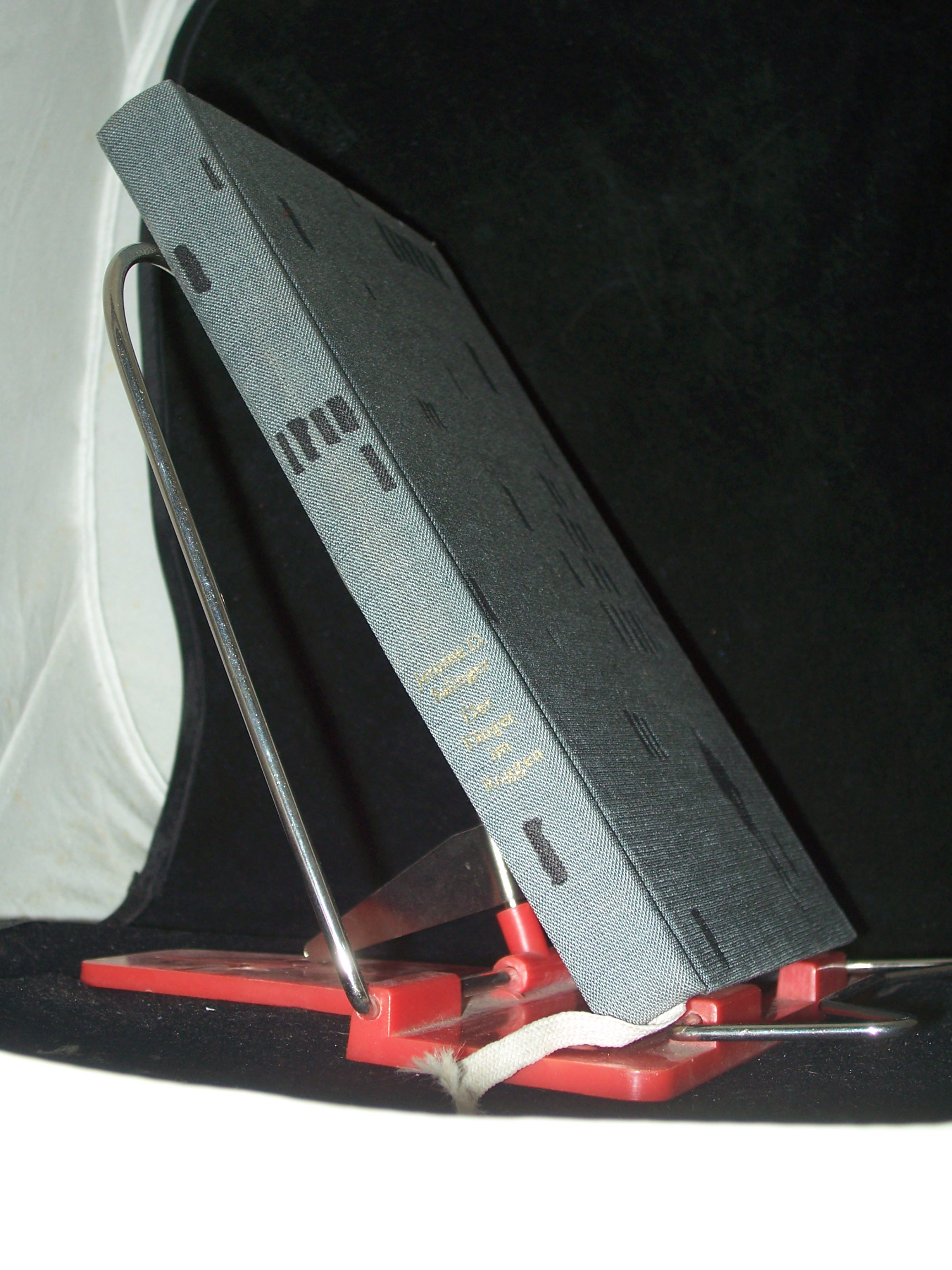 Artikelbild 1 des Artikels “Der Fänger im Roggen : Roman / Jerome D. Salinger. Die Übers. aus d.
Amerikan. von Irene Muehlon wurde von Heinrich Böll bearb. “