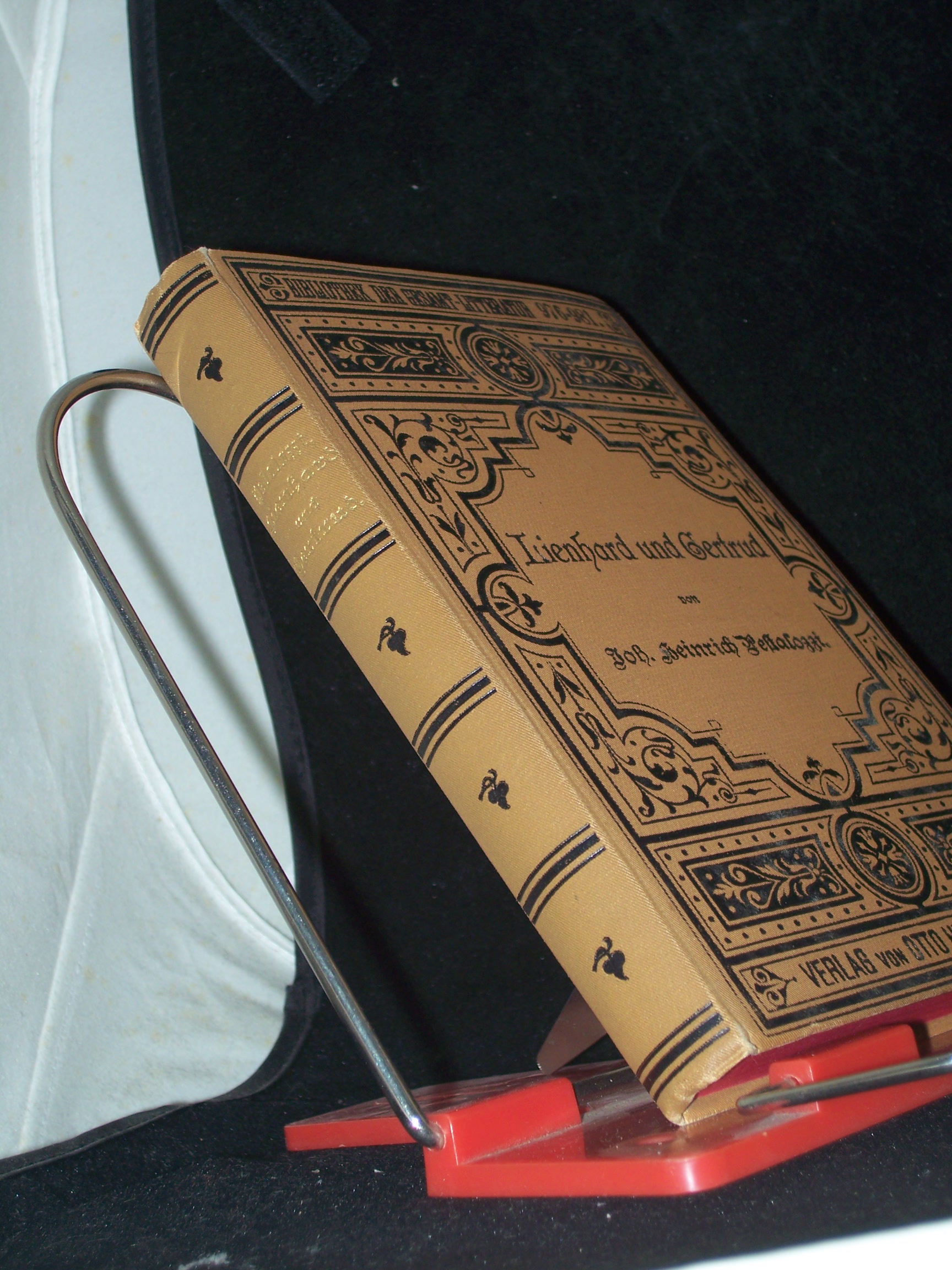 Artikelbild 1 des Artikels “Lienhard und Gertrud, Ein Buch fürs Volk von Johann Heinrich
Pestalozzi Für Schule und Volk bearbeitet von Richard Poppe und Otto
Schulze “