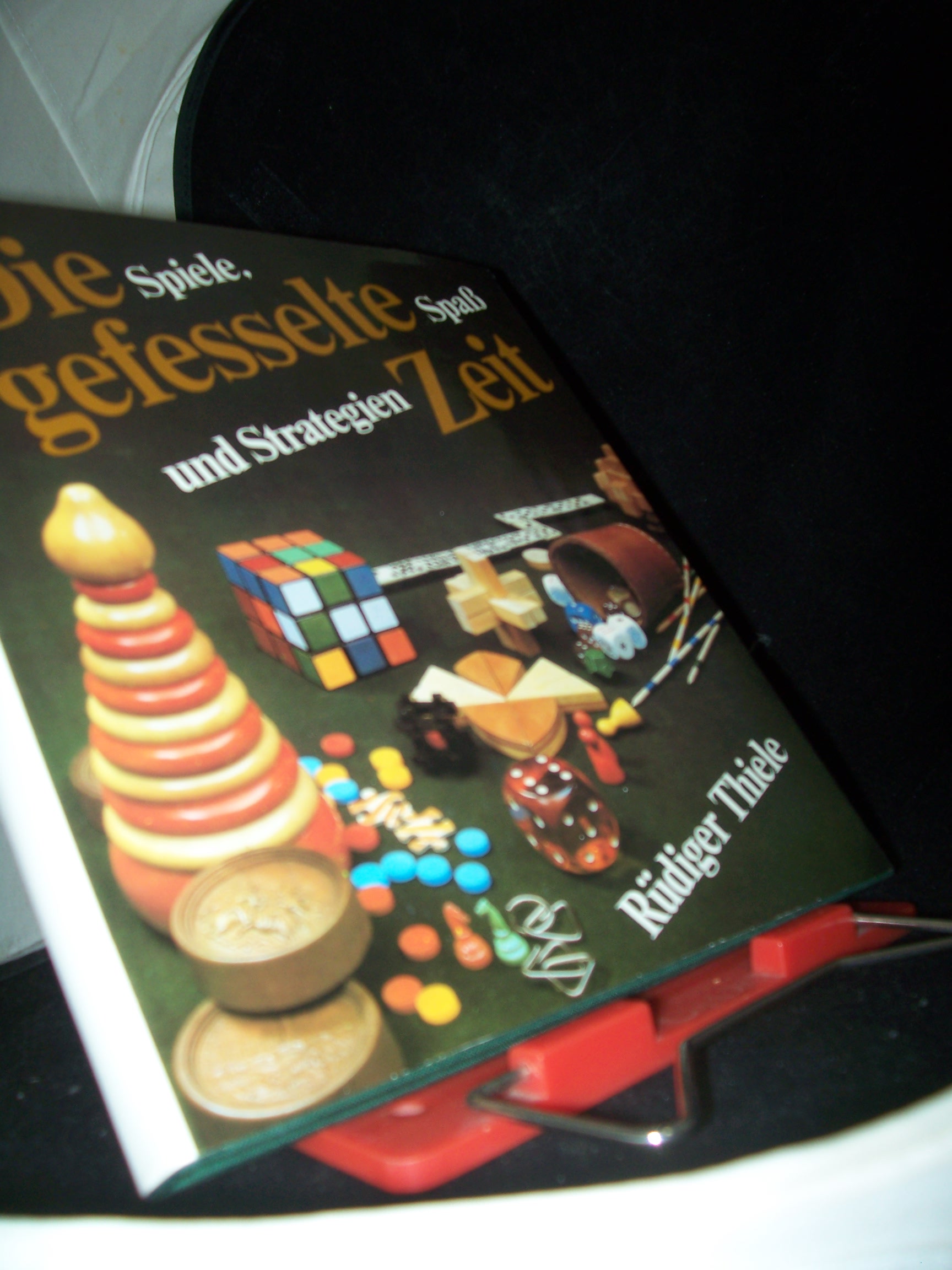 Artikelbild 1 des Artikels “Die gefesselte Zeit : Spiele, Spass u. Strategien / Rüdiger Thiele. Mit 157 Fotos von Albrecht Körner. [Zeichn.: Gerhard Pippig] “