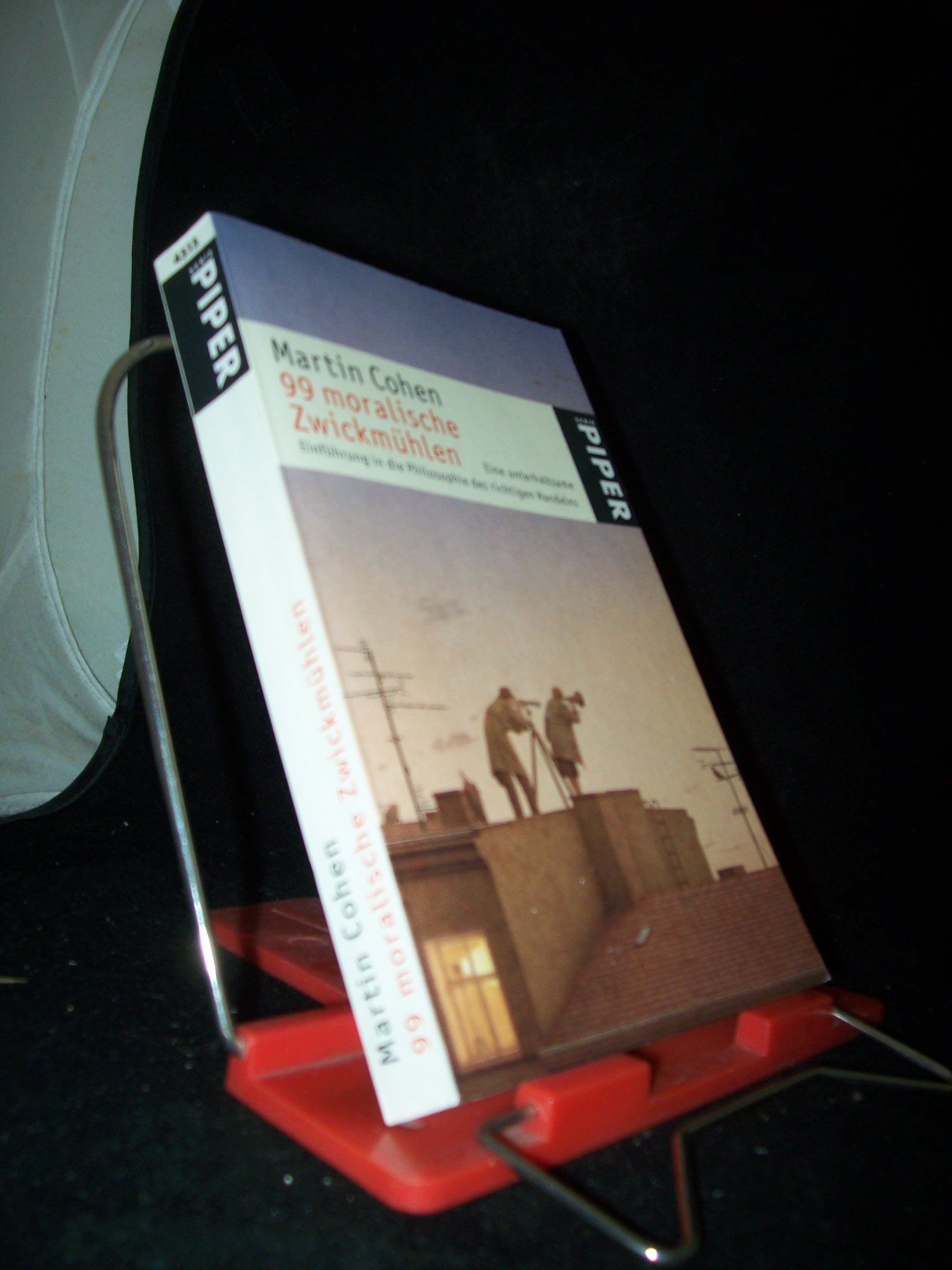 Artikelbild 1 des Artikels “99 moralische Zwickmühlen : eine unterhaltsame Einführung in die Philosophie des richtigen Handelns / Martin Cohen. Aus dem Engl. von Rita Seuß und Thomas Wollermann “