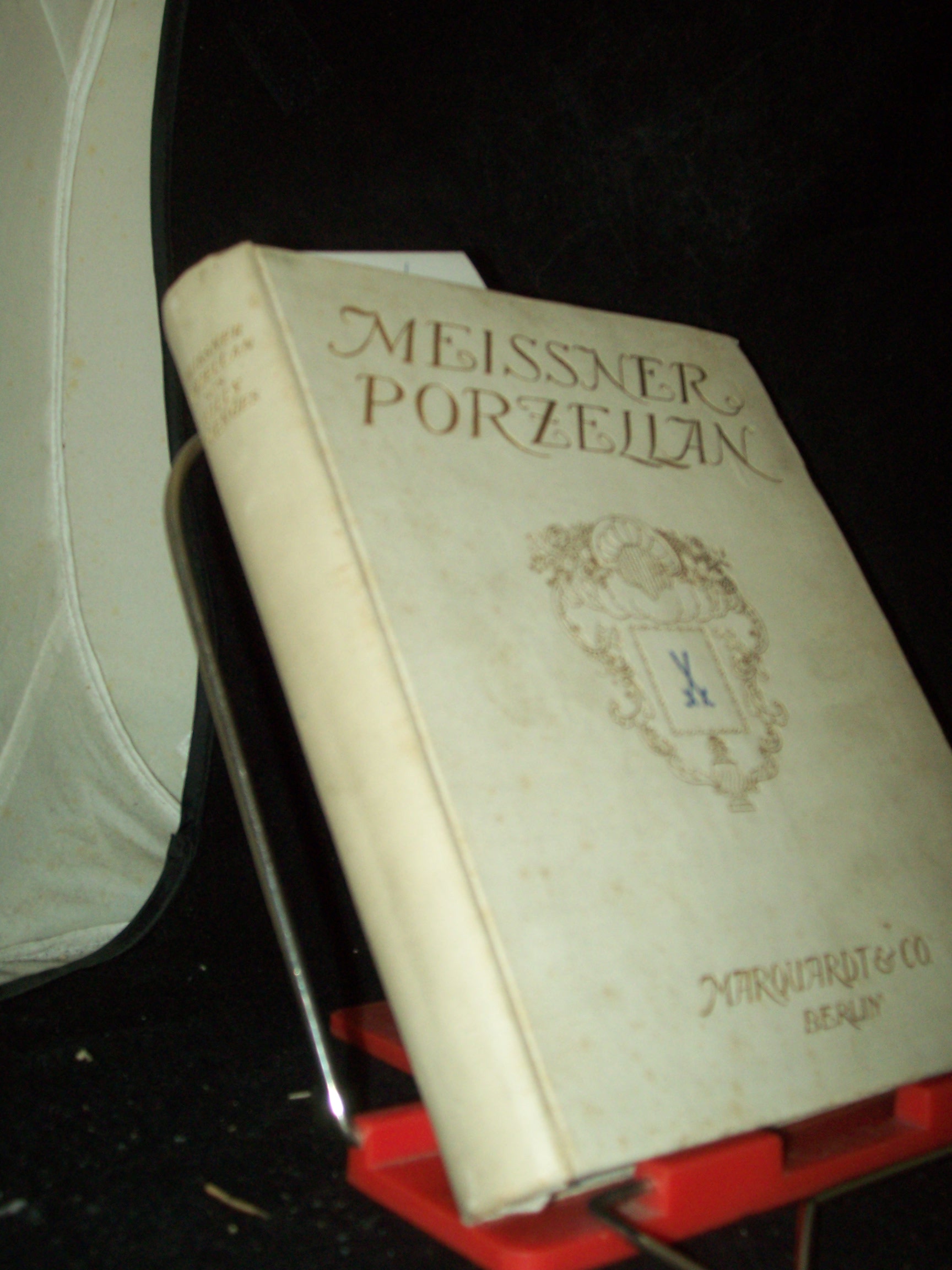 Artikelbild 1 des Artikels “Meissner Porzellan : Seine Geschichte u. künstlerische Entwicklg /
Willy Doenges “