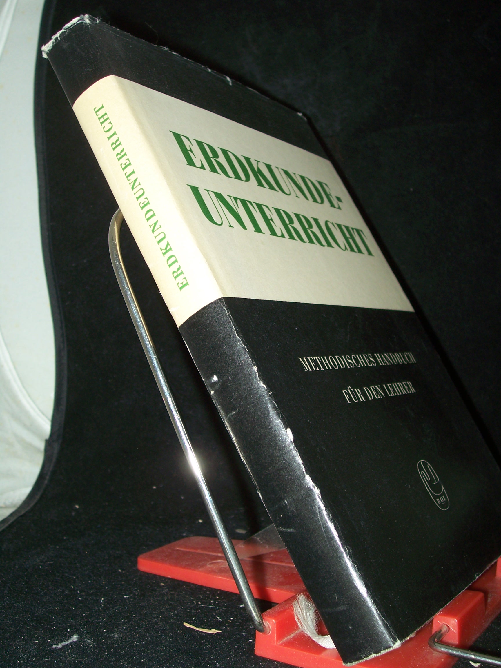Artikelbild 1 des Artikels “Erdkundeunterricht : Methodisches Handbuch f.d. Lehrer / Deutsches
Pädagogisches Zentralinstitut. Sektion Unterrichtsmethodik und
Lehrpläne. Ausgearb. von e. Kollektiv pädagog. Wissenschaftler u.
Lehrer unter Leitung von Karl Eggert. Red.: “