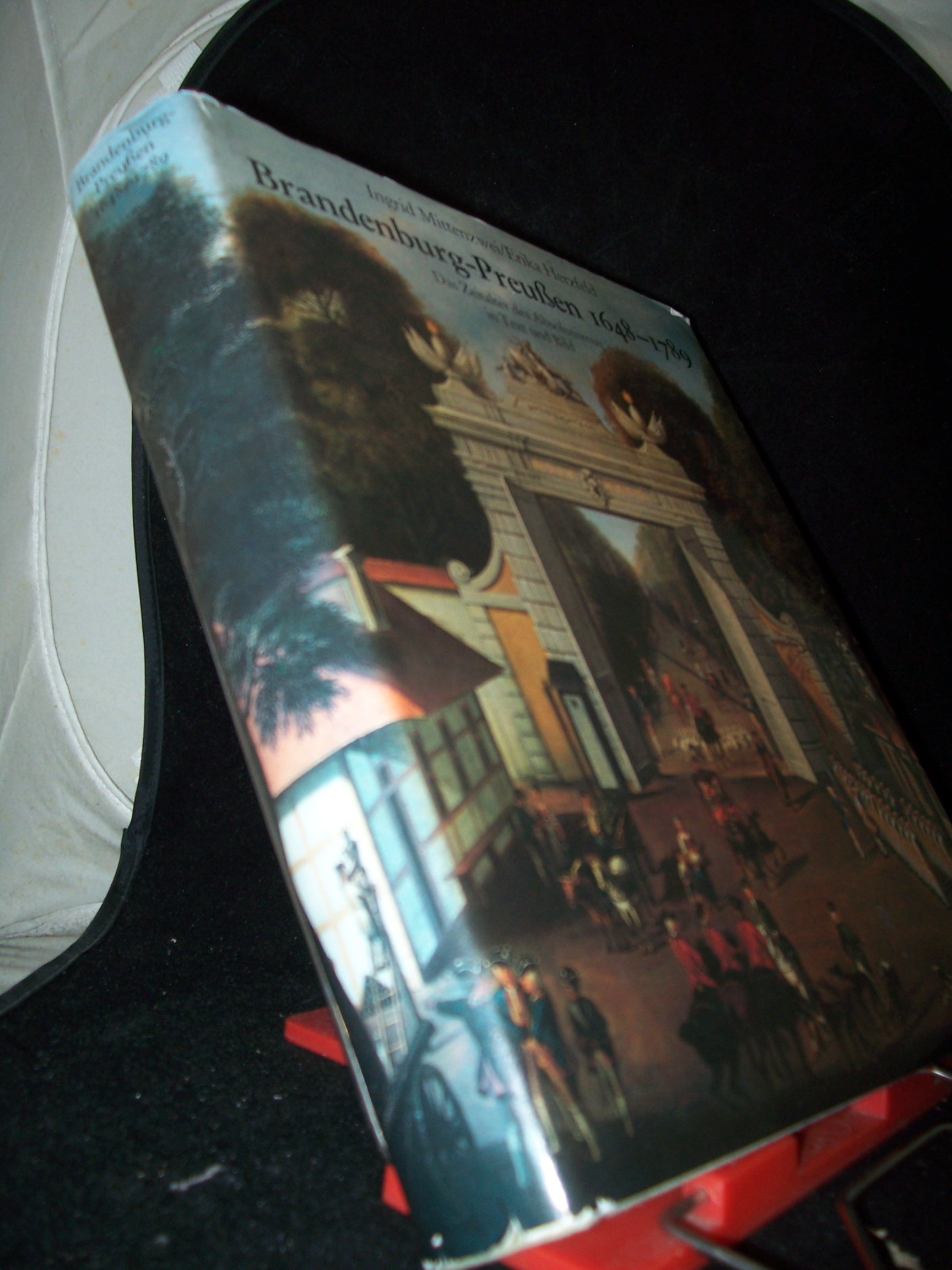 Artikelbild 1 des Artikels “Brandenburg-Preussen sechszehnhundertachtundvierzig bis
siebzehnhundertneunundachtzig ||Brandenburg-Preussen 1648 - 1789 : d.
Zeitalter d. Absolutismus in Text u. Bild / Ingrid Mittenzwei ; Erika
Herzfeld “