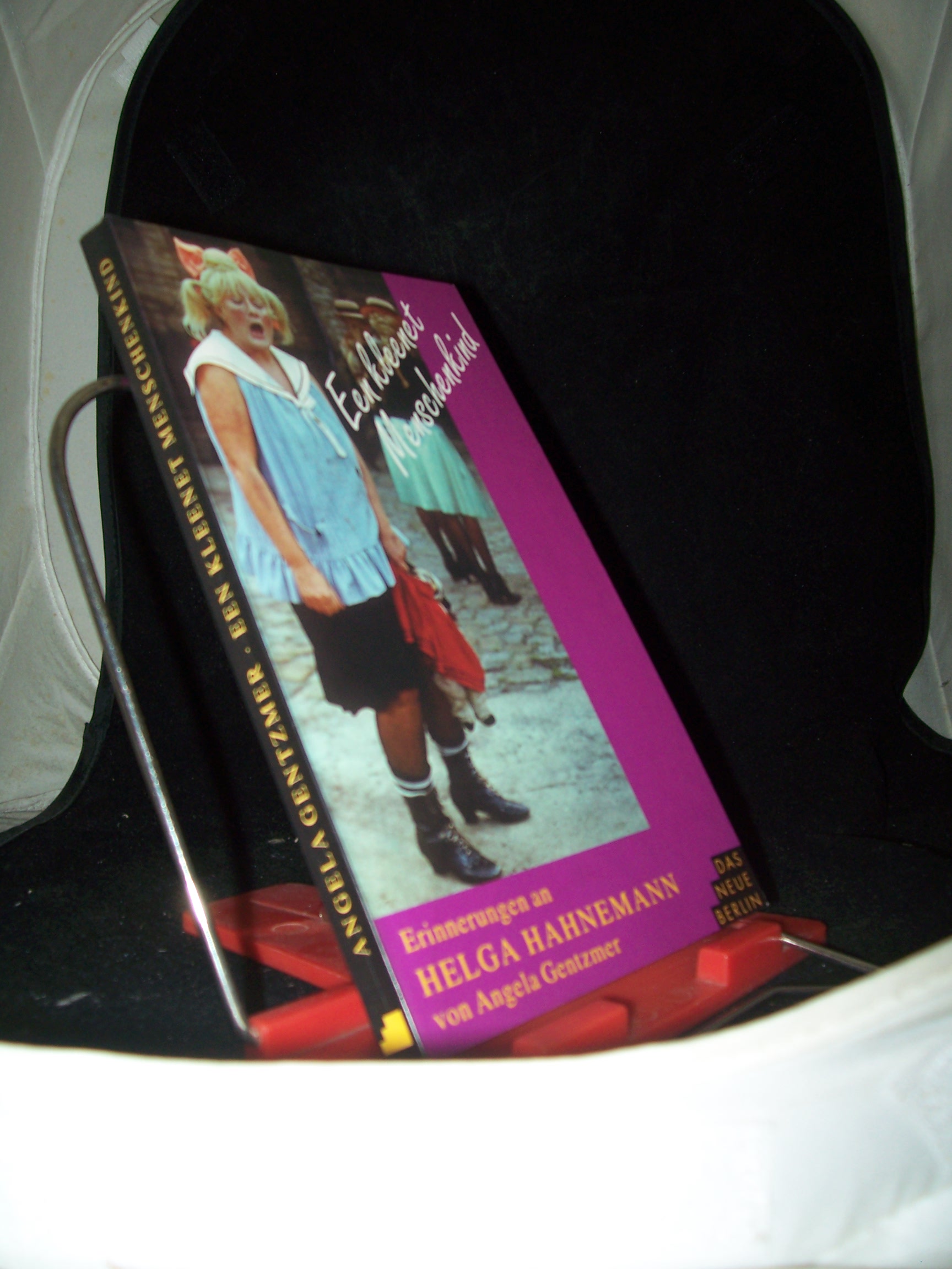 Artikelbild 1 des Artikels “Een kleenet Menschenkind : Erinnerungen an Helga Hahnemann ; mit
vielen Fotos aus dem Leben und von Bühnenauftritten Helga Hahnemanns
/ von Angela Gentzmer “