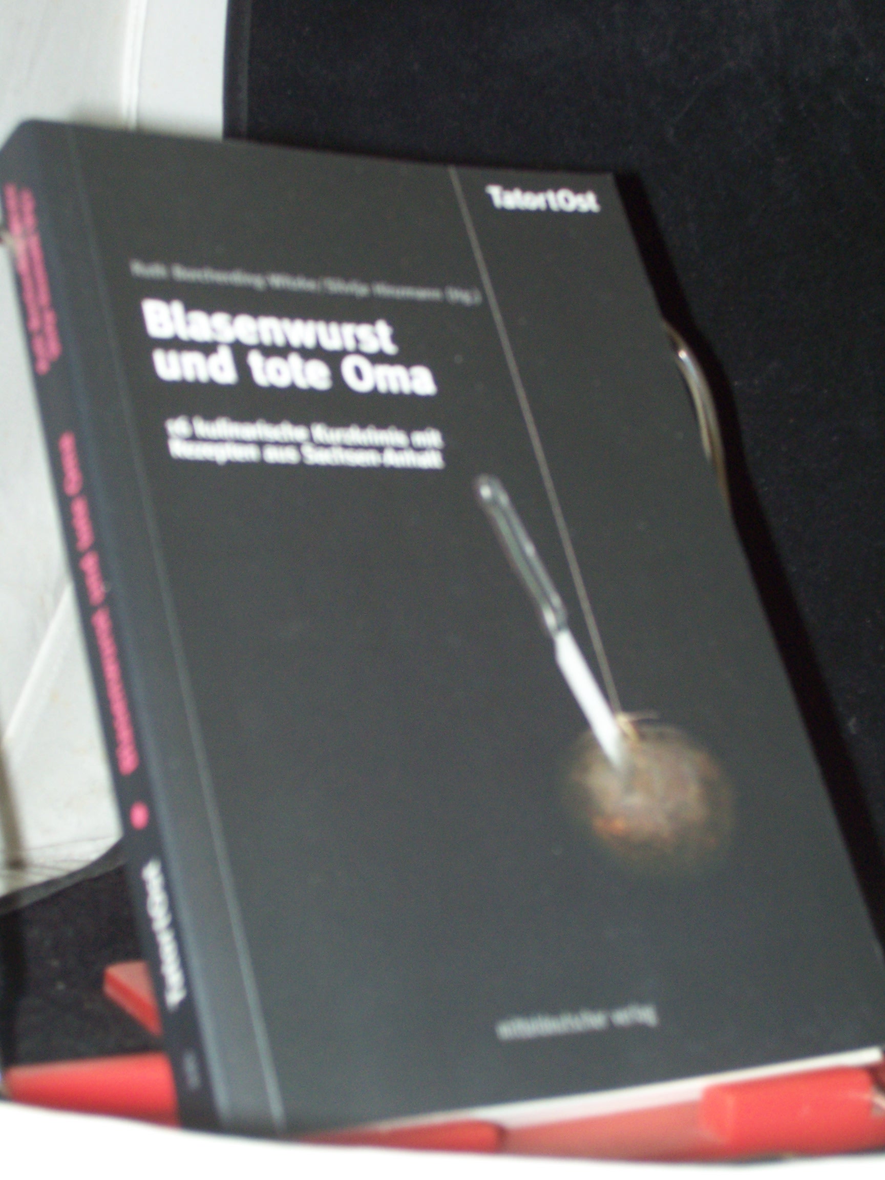 Artikelbild 1 des Artikels “Blasenwurst und tote Oma : 16 Kulinarische Kurzkrimis mit Rezepten aus Sachsen-Anhalt / Ruth Borcherding-Witzke ; Silvija Hinzmann (Hg.) “