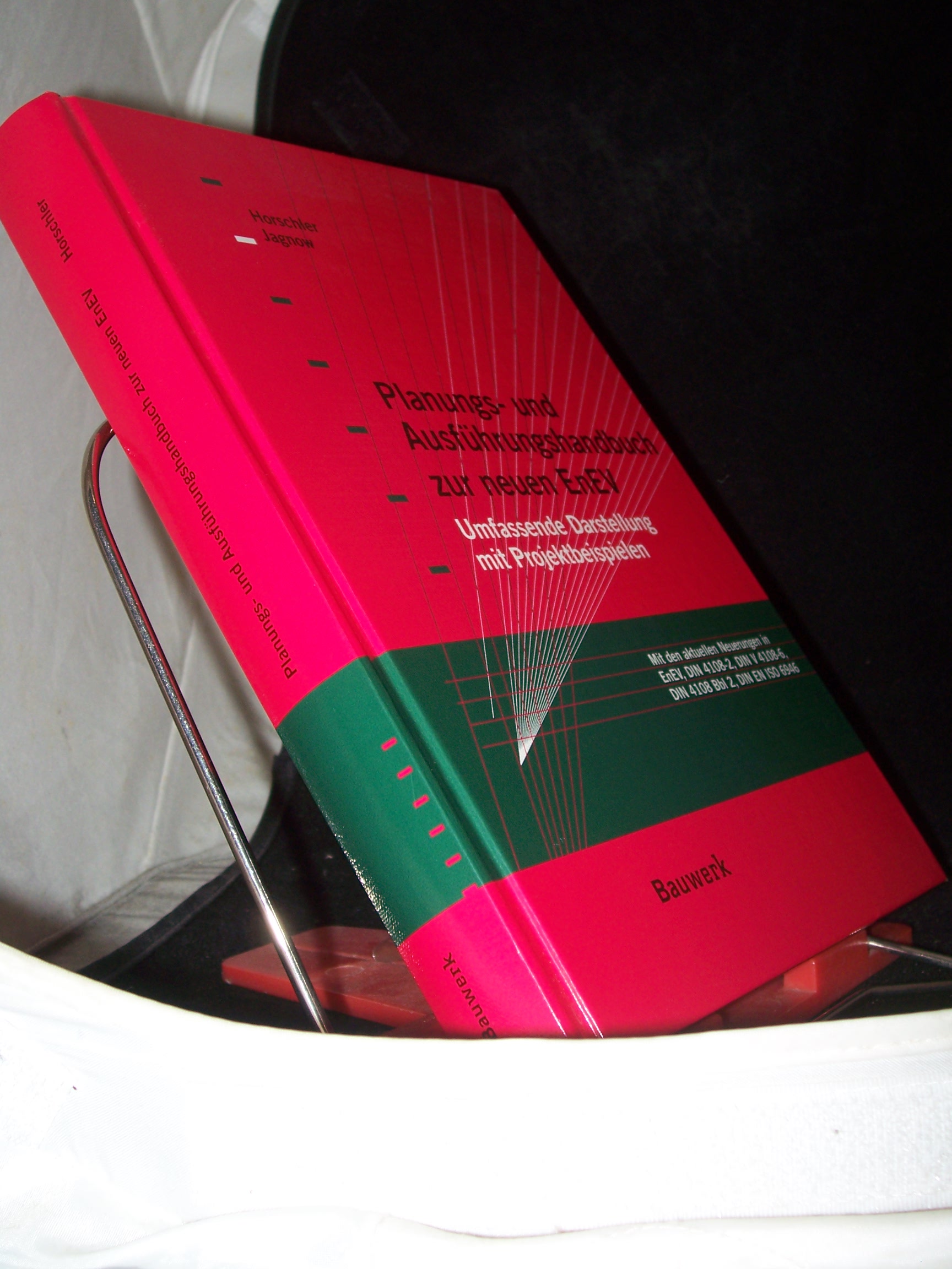 Artikelbild 1 des Artikels “Planungs- und Ausführungshandbuch zur neuen EnEV : umfassende Darstellung mit Projektbeispielen ; mit den aktuellen Neuerungen in EnEV, DIN 4108-2, DIN V 4108-6, DIN 4108 Bbl 2, DIN EN ISO 6946 / Stefan Horschler ; Kati Jagnow “