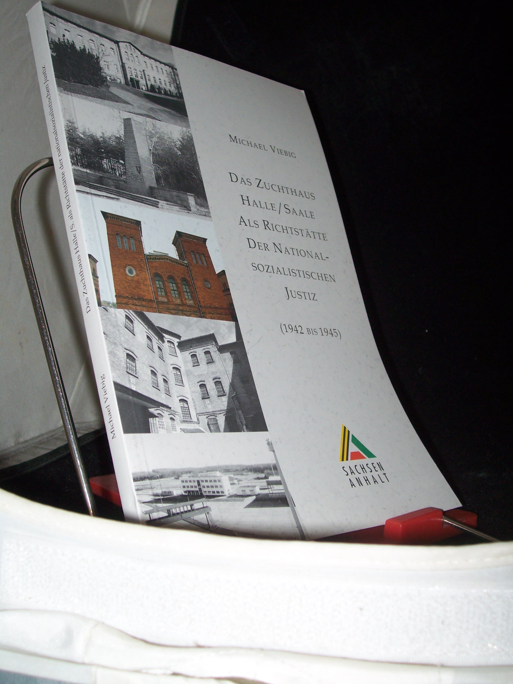 Artikelbild 1 des Artikels “Das Zuchthaus Halle/Saale als Richtstätte der nationalsozialistischen
Justiz : (1942 bis 1945) / Michael Viebig. [Hrsg.: Ministerium des
Innern des Landes Sachsen-Anhalt] “