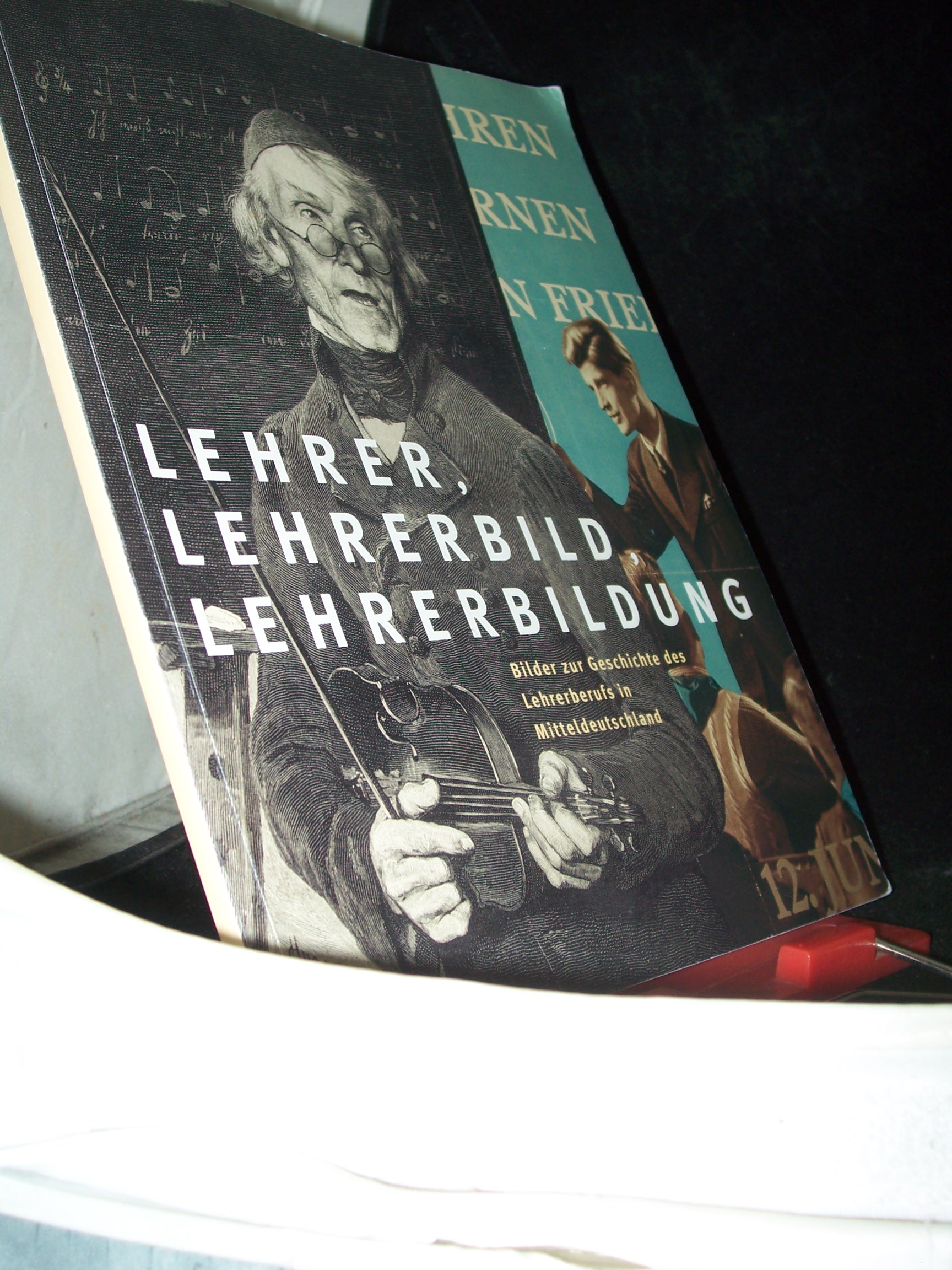 Artikelbild 1 des Artikels “Lehrer, Lehrerbild und Lehrerbildung : Bilder zur Geschichte des Lehrerberufs in Mitteldeutschland ; Katalog zur Ausstellung der Franckeschen Stiftungen vom 28. Januar bis 25. März 2007 ; [zur Ausstellung Lehrer, Lehrerbild und Lehrerbildun “