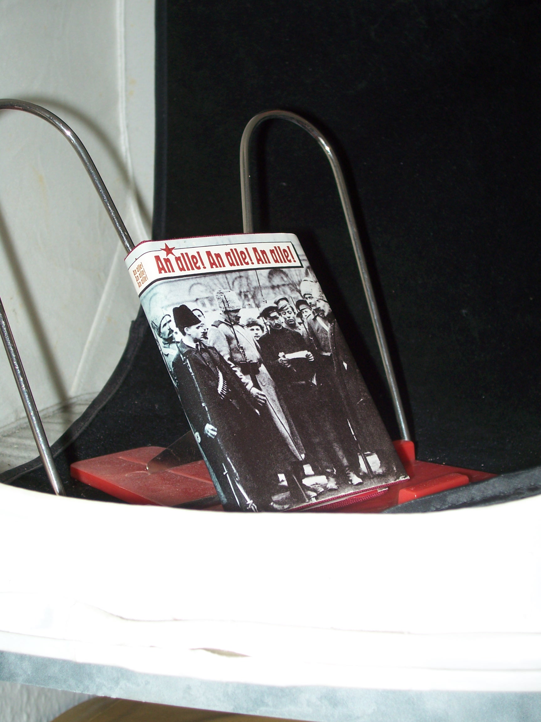 Artikelbild 1 des Artikels “An alle! An alle! An alle! : Zitate, Maximen u. Sentenzen aus Werken über d. Grosse Sozialist. Oktoberrevolution sowie über d. Bürgerkrieg u.d. militär. Intervention / ausgew. u. eingeleitet von Dieter Kuchmann “